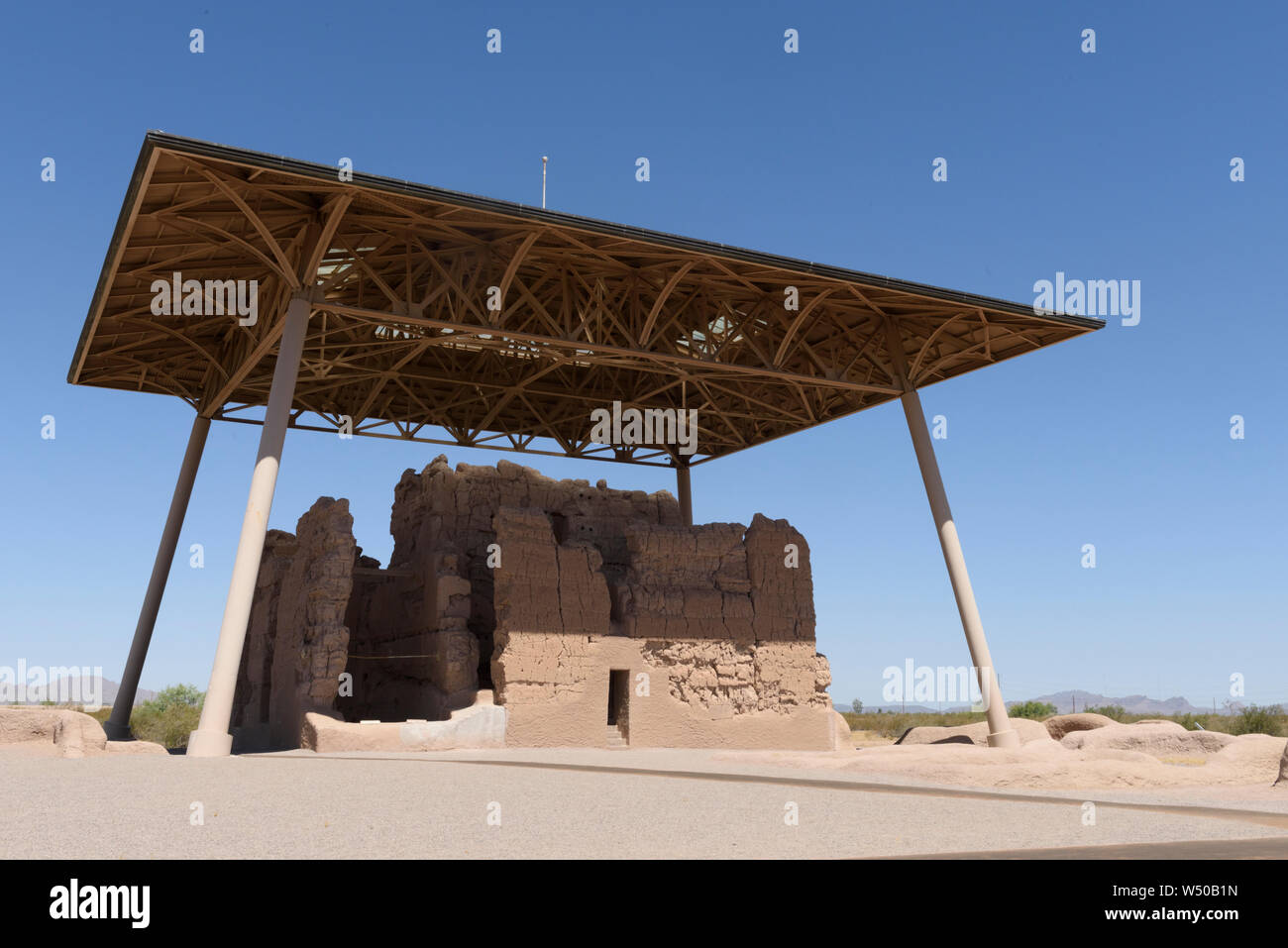 Struttura di antica costruzione sotto un tetto di protezione a Casa Grande Ruins National Monument, Coolidge, AZ Foto Stock