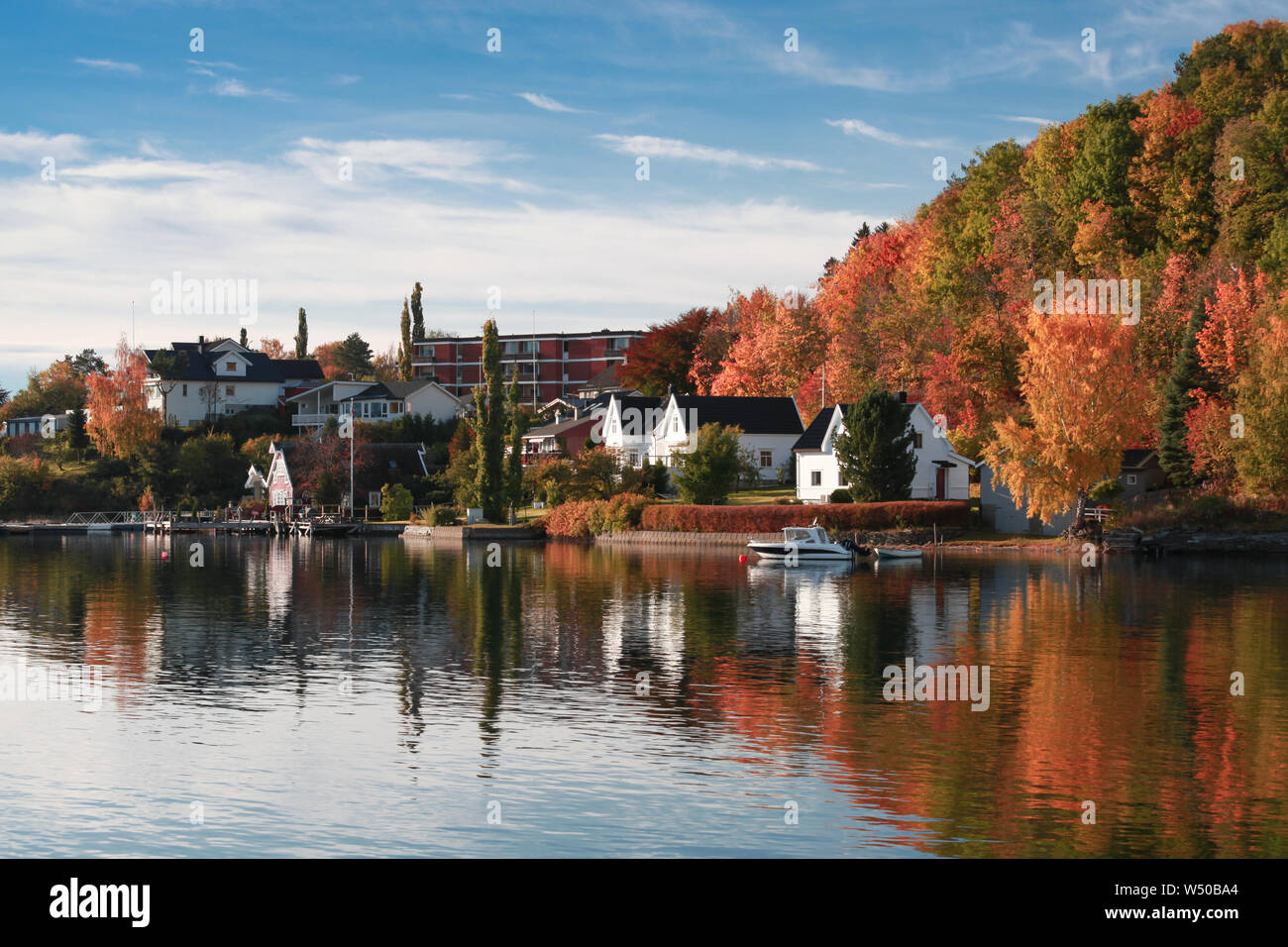 Costiera cittadina norvegese paesaggio foto scattata a soleggiata giornata autunnale. Levanger, regione di Trondheim, Norvegia Foto Stock