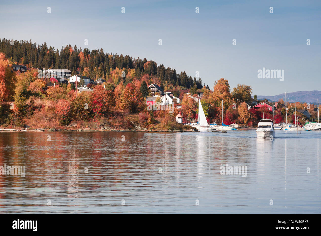 Paesaggio norvegese, piccola città costiera a soleggiata giornata autunnale. Levanger, regione di Trondheim, Norvegia Foto Stock