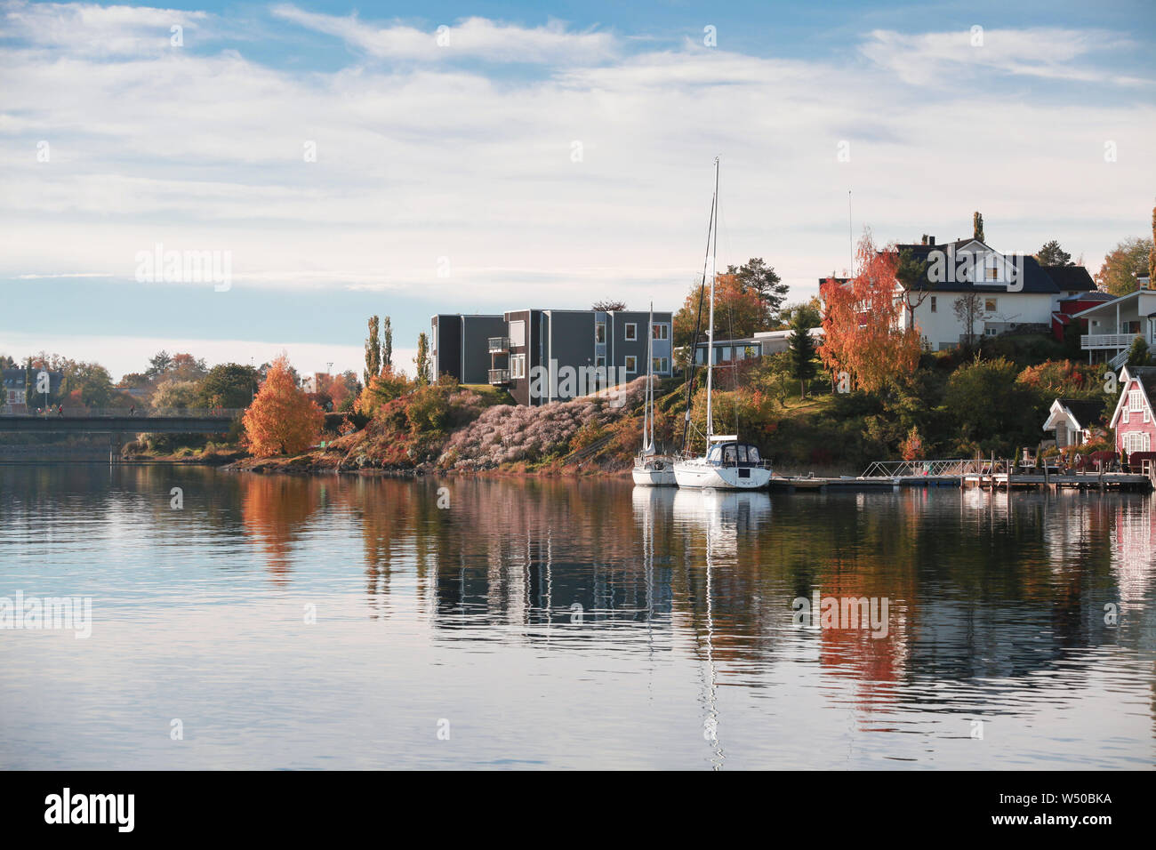 Costiera cittadina norvegese paesaggio di soleggiata giornata autunnale. Levanger, Norvegia Foto Stock