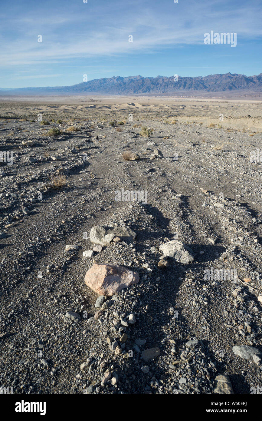 Ghiaia-riempito il canale di flusso che scorre nella Death Valley, California, Stati Uniti d'America Foto Stock