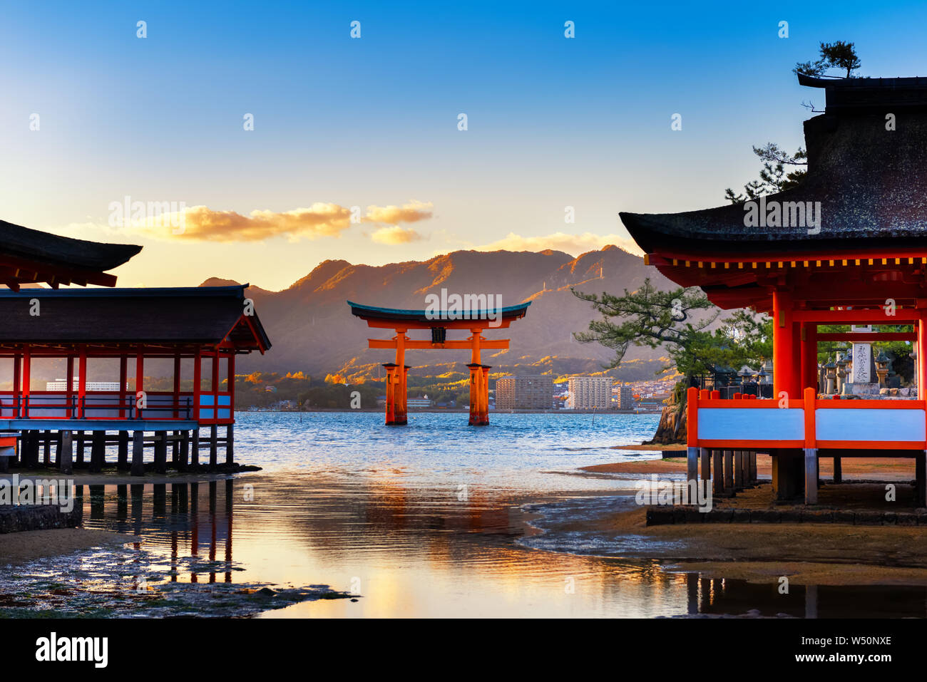 Bellissima architettura al santuario di Itsukushima Miyajima, famoso floating Torii gate, Hiroshima, Giappone, sullo sfondo di viaggio Foto Stock