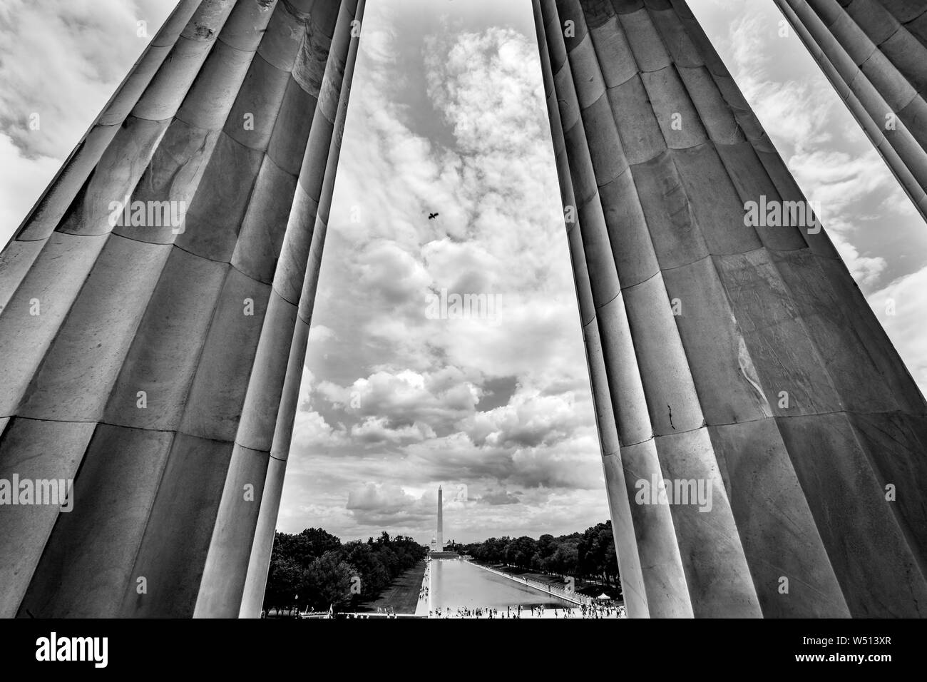 Bianco nero alte colonne bianche Monumento di Washington Capitol Hill Lincoln Memorial Washington DC. Dedicato 1922 Foto Stock