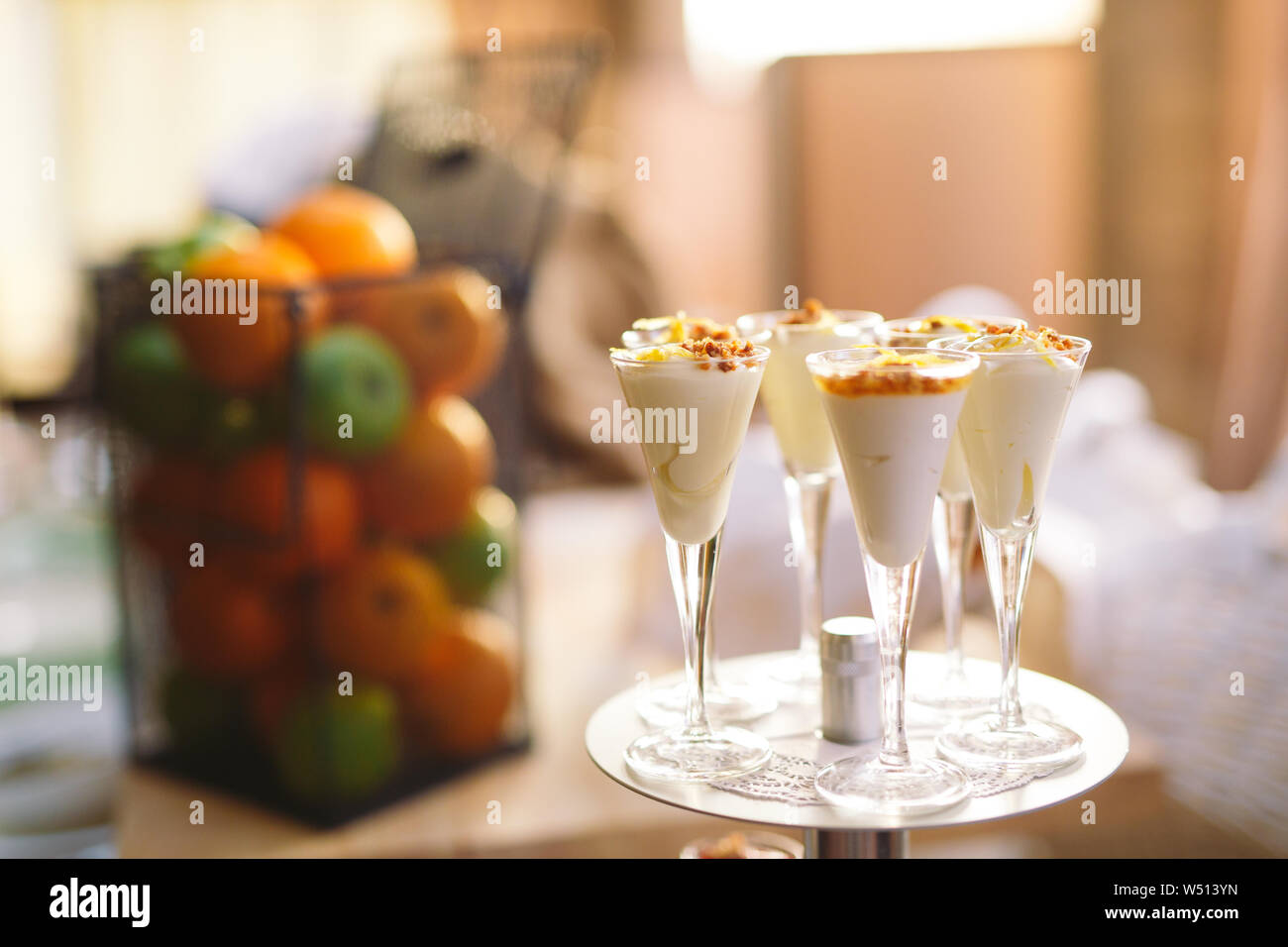 Deliziosi dessert di latte con i dadi su un supporto multilivello Foto Stock