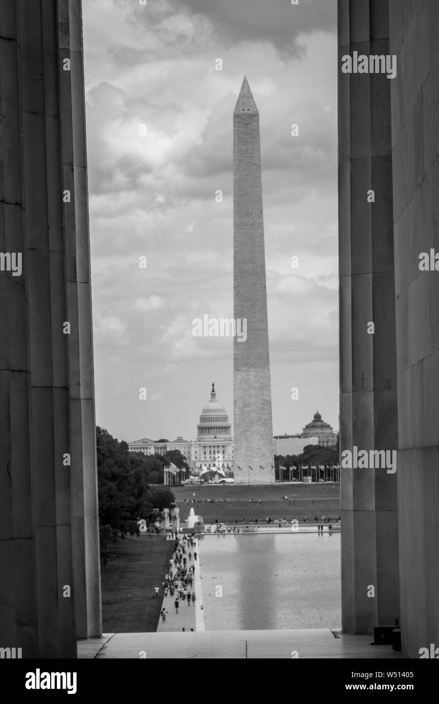 Cupola del Campidoglio il monumento a Washington dal Lincoln Memorial Washington DC. In bianco e nero Foto Stock