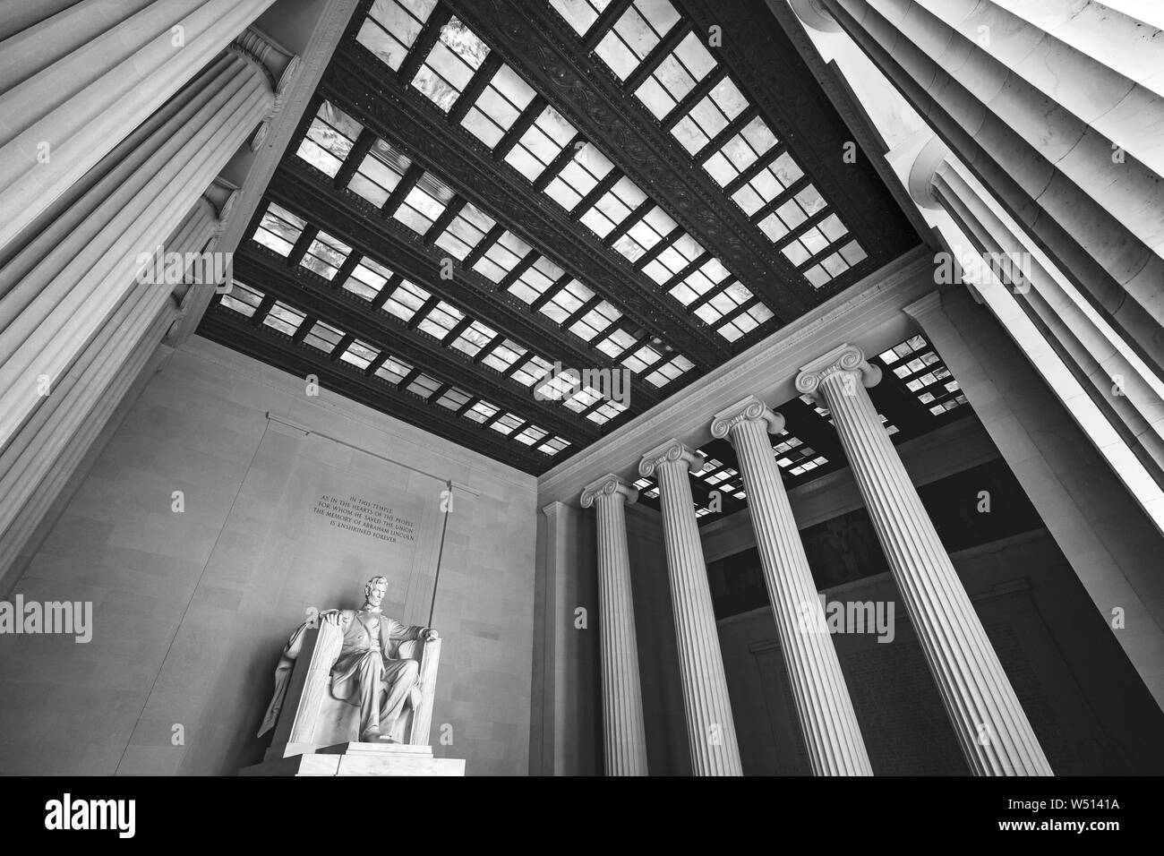 In bianco e nero di Abraham Lincoln Memorial statua colonne Monumento di Washington DC. Dedicato 1922, statua di Daniel francese Foto Stock