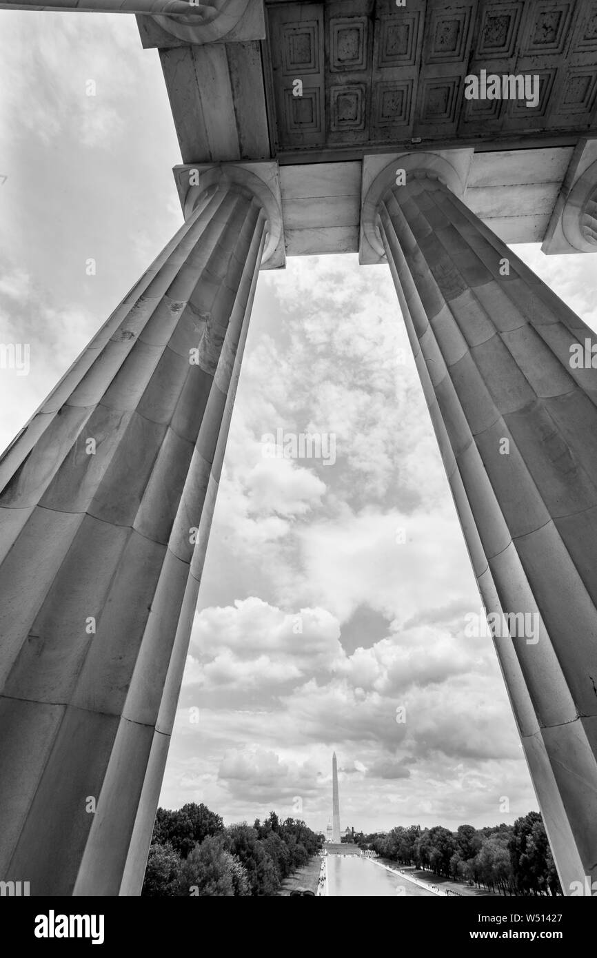 Alte colonne cupola del Campidoglio il monumento a Washington che riflette la piscina dal Lincoln Memorial Washington DC. In bianco e nero Foto Stock