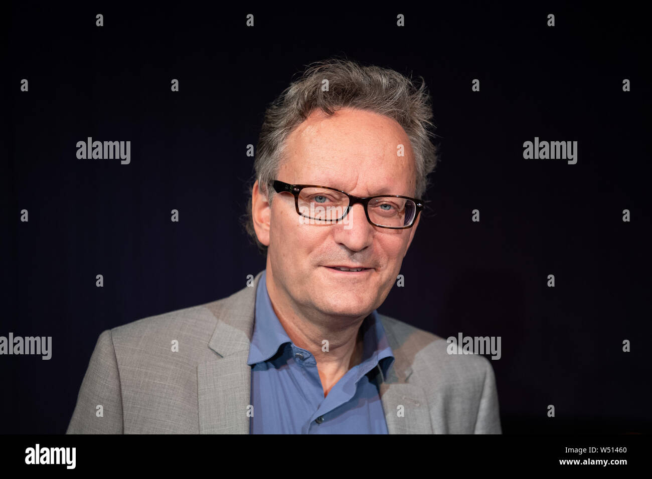 24 luglio 2019, Berlin: Frank Lüdecke, cabaret artista, è in procinto di avviare una conferenza stampa per il settantesimo anniversario di Berlino teatro cabaret 'Die Stachelschweine' sul palco. Foto: Soeren Stache/dpa Foto Stock