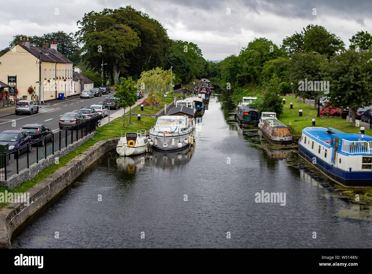 Xiii serratura del Grand Canal, in Sallins, nella contea di Kildare, Irlanda, con canal case galleggianti ormeggiate su entrambi i lati. Foto Stock