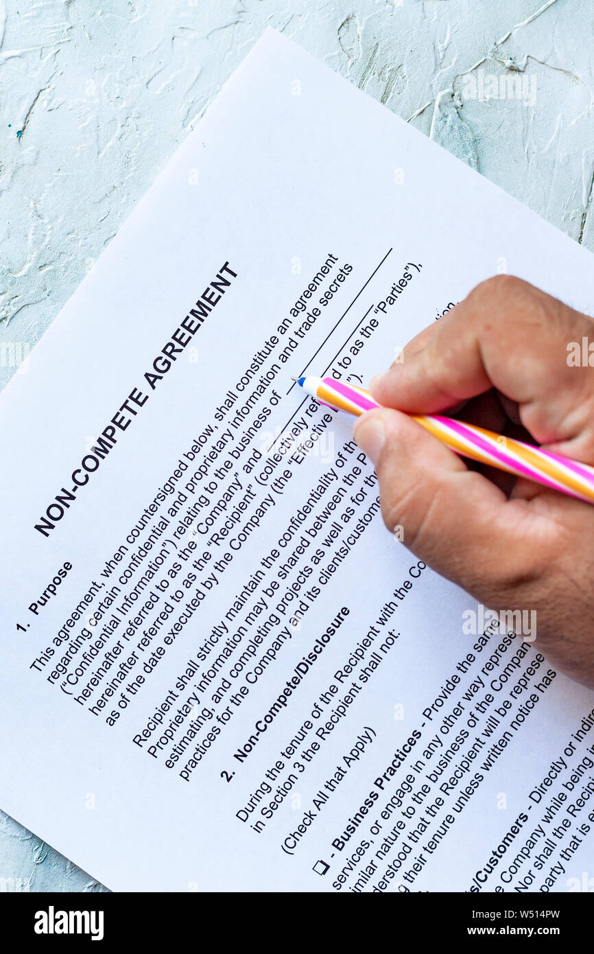 Persona Non-Compete riempimento sotto forma di accordo. Vista da sopra Foto Stock