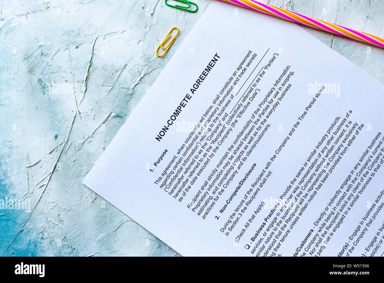 Il riempimento Non-Compete modulo Accordo. Vista da sopra Foto Stock
