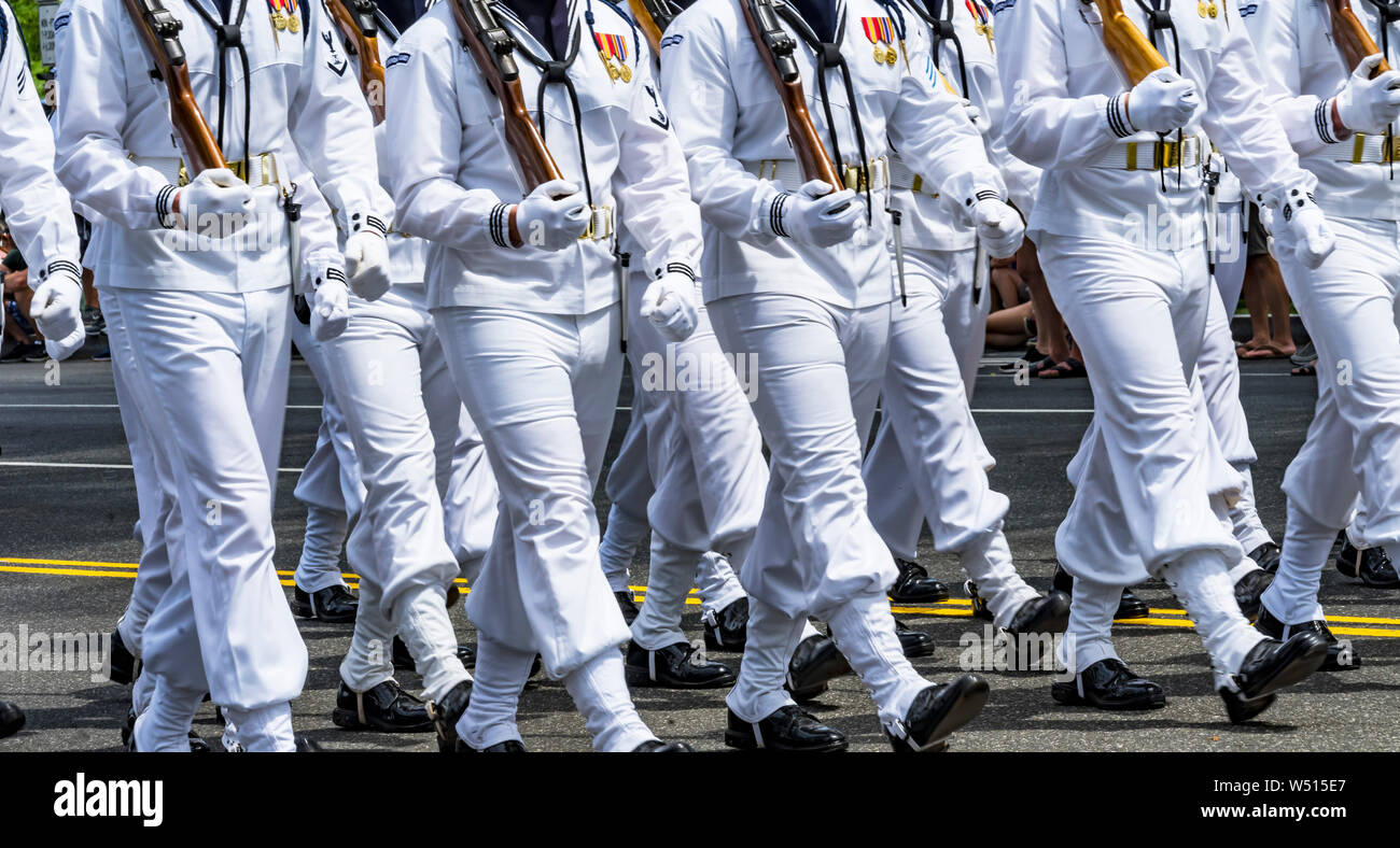 Navale della Marina militare fucili unità Marching Memorial Day Parade di Washington DC. Foto Stock