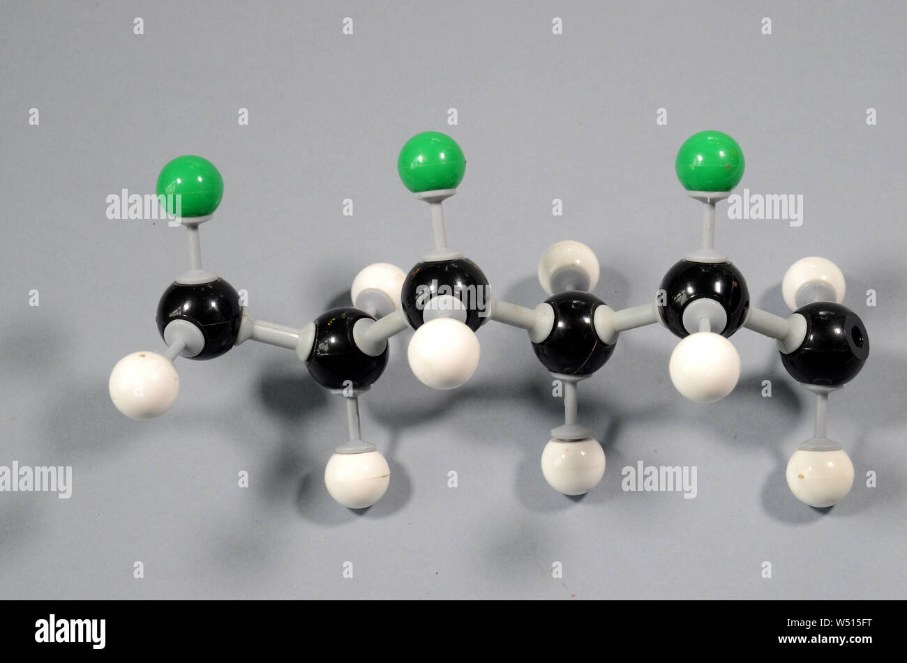 Modello di molecola di una parte di una stringa in PVC. Il nero è il carbonio, verde è cloro, bianco è idrogeno Foto Stock