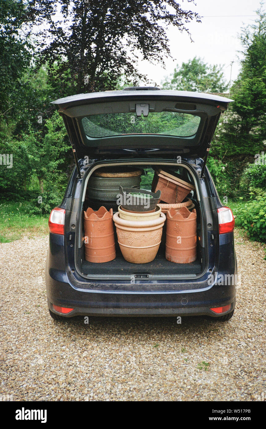 Station wagon (Ford cmax grand) completamente caricata con vuoto vasi da giardino, Hampshire, Inghilterra, Regno Unito. Foto Stock