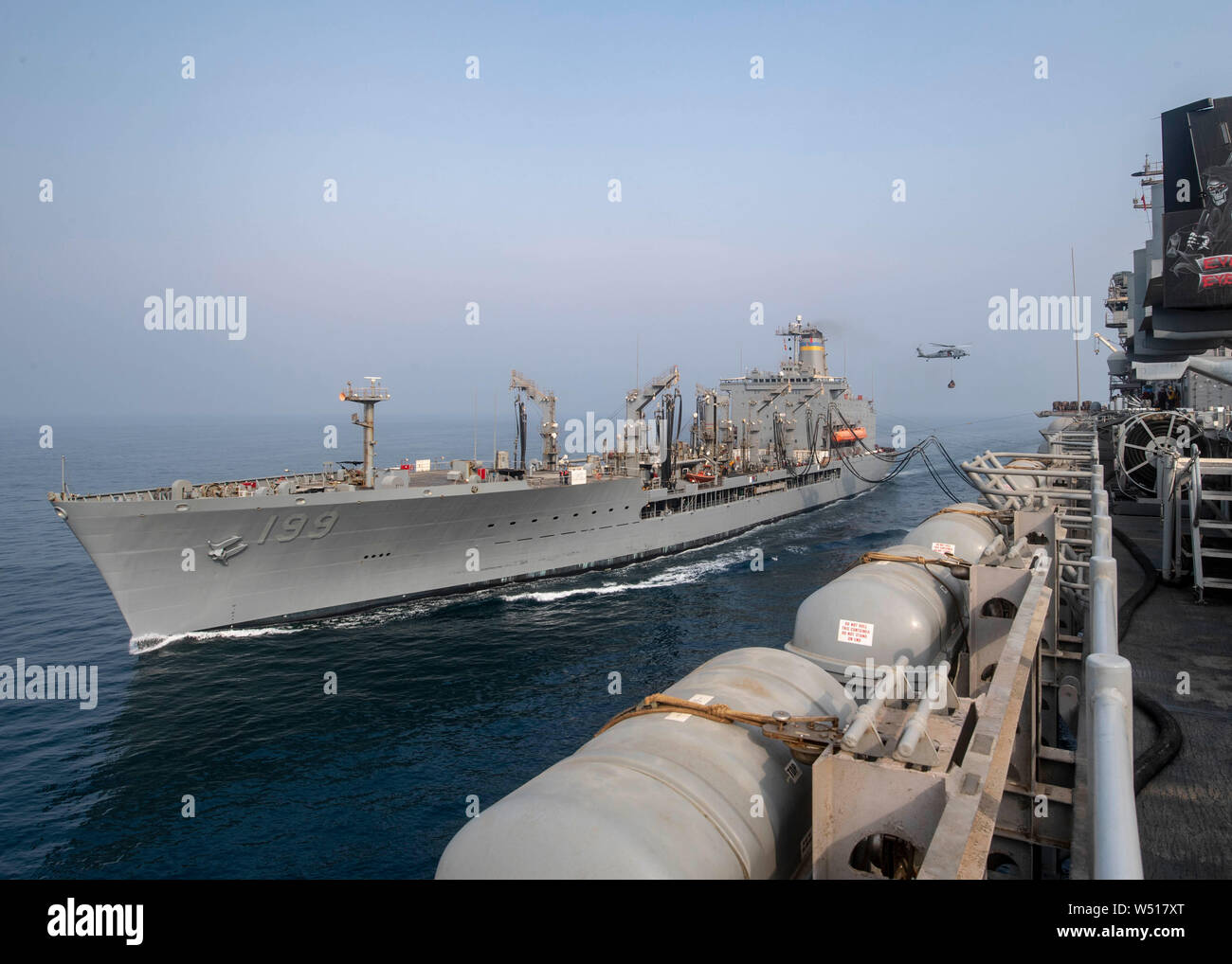 190724-N-SH168-1030 GOLFO ARABICO (Luglio 24, 2019) Amphibious Assault nave USS Boxer (LHD 4) conduce a una ricostituzione in mare con il rifornimento della flotta navale oliatore USNS Tippecanoe (T-AO 199). Boxer è parte del Boxer anfibio gruppo pronto e undicesimo Marine Expeditionary Unit ed è distribuito negli Stati Uniti Quinta Flotta area di operazioni a sostegno di operazioni navali per garantire stabilità marittimo e la sicurezza nella regione centrale di collegamento del Mediterraneo e del Pacifico attraverso l'Oceano Indiano occidentale e tre strategici punti di strozzatura. (U.S. Foto di Marina di Massa lo specialista di comunicazione 2a classe Jo Foto Stock
