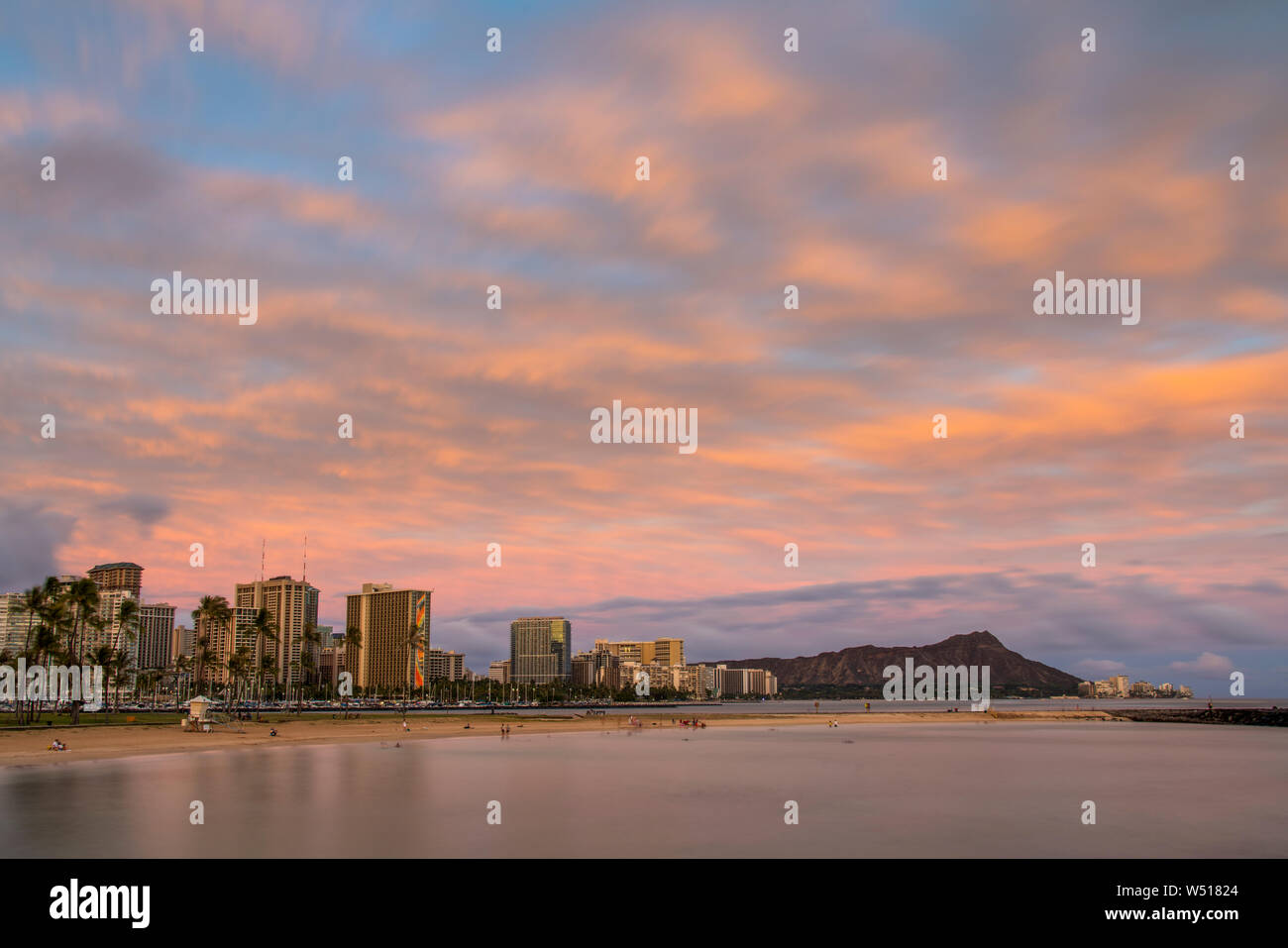 Tramonto dalla magica isola con una vista di Waikiki, Honolulu, HI,USA Foto Stock