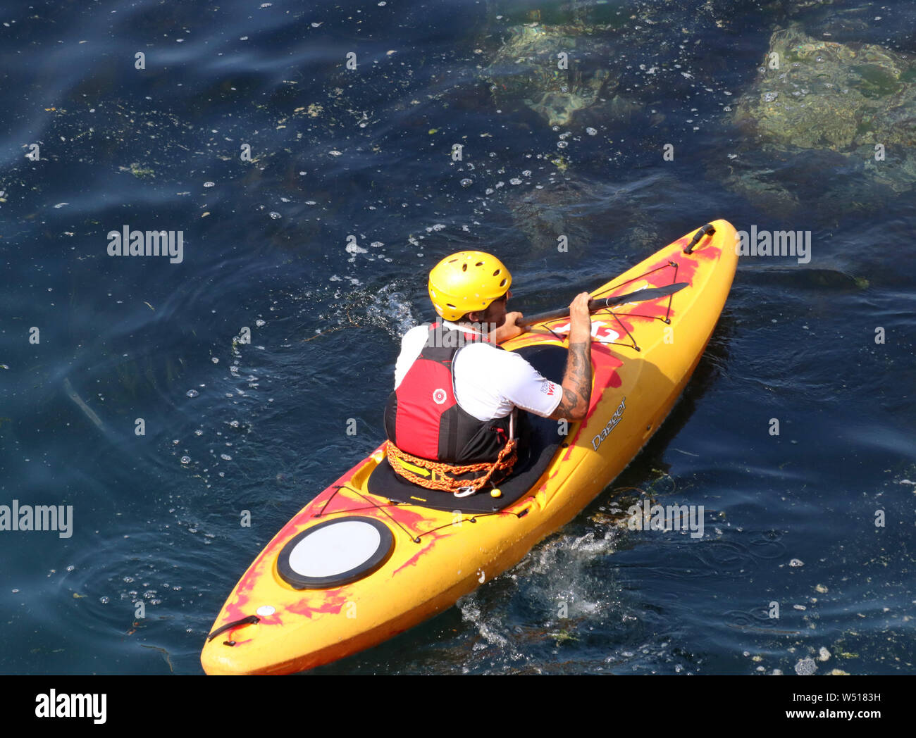 kayak singoli in un kayak di plastica sul mare a. Porthclais nel Pembrokshire Foto Stock