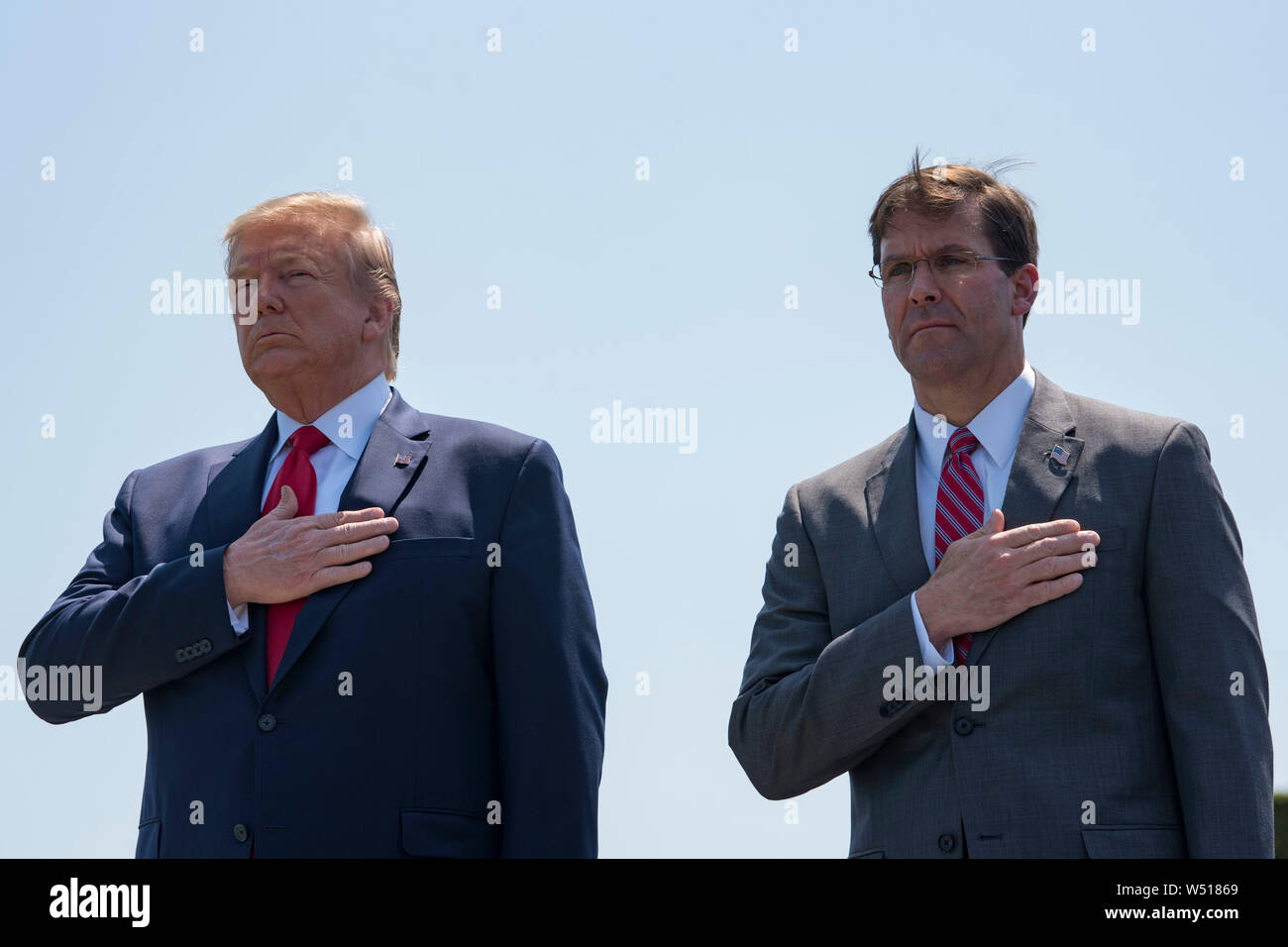 Stati Uniti Presidente Trump e Segretario della Difesa il dottor Mark T. Esper rendere onori durante la riproduzione di un inno nazionale, durante una piena onori nella cerimonia di benvenuto per Esper, al Pentagono a Washington D.C., il 25 luglio 2019. (DoD foto di Lisa Ferdinando) Foto Stock