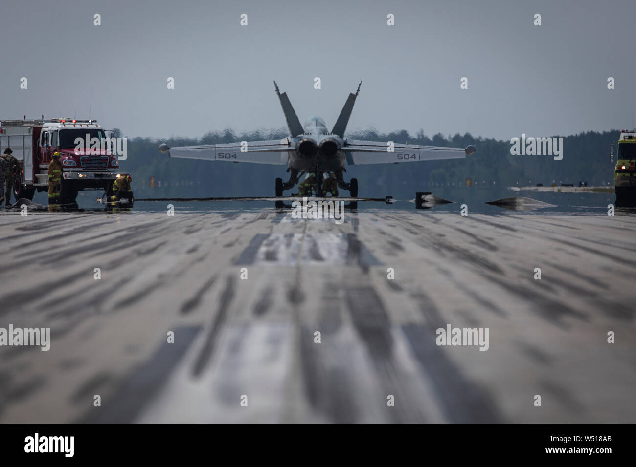 Stati Uniti Aria Guardia Nazionale dei Vigili del fuoco di occuparsi di una U.S. Navy EA-18G Growler da attacco elettronico Squadron 136 (VAQ-136) dopo una barriera esercizio di impegno sulla pista principale durante lo sciopero del Nord 19 al Alpena Combat Readiness Training Center, Mich, luglio 25, 2019. Sciopero del nord 19 è una guardia nazionale Bureau-sponsorizzato esercizio che unisce i membri del servizio da più di venti membri, di Multiple Service filiali e numerosi paesi della coalizione durante le ultime due settimane di luglio 2019 al Camp Temolo manovra comune centro di formazione e il Alpena Combat Readiness Training Center, sia situato in Foto Stock