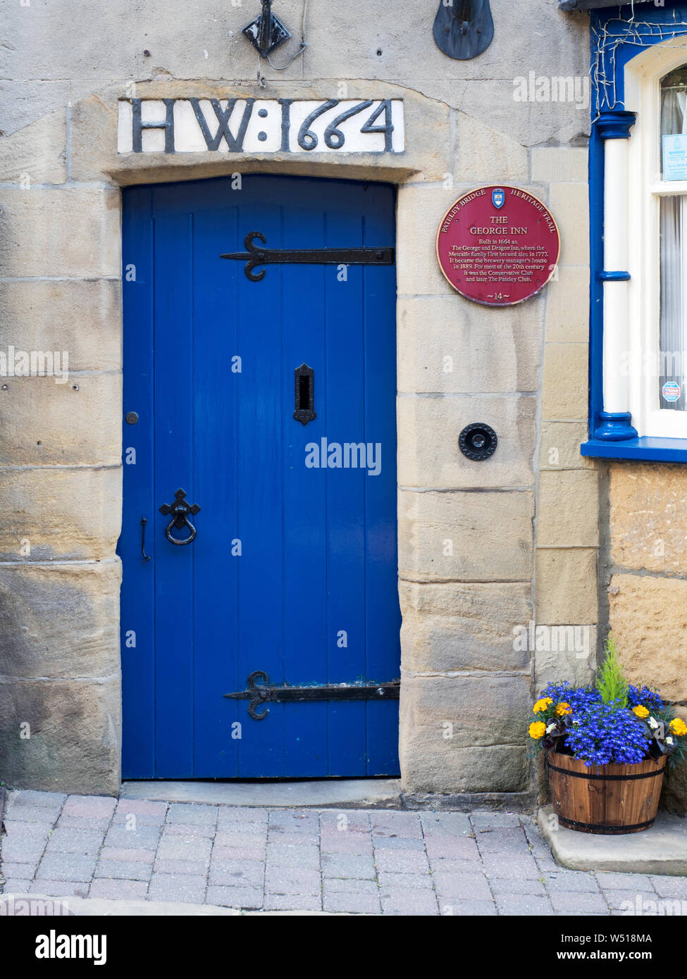 Porta e heritage trail di placca il vecchio George Inn ora il Pateley Club al ponte Pateley North Yorkshire, Inghilterra Foto Stock
