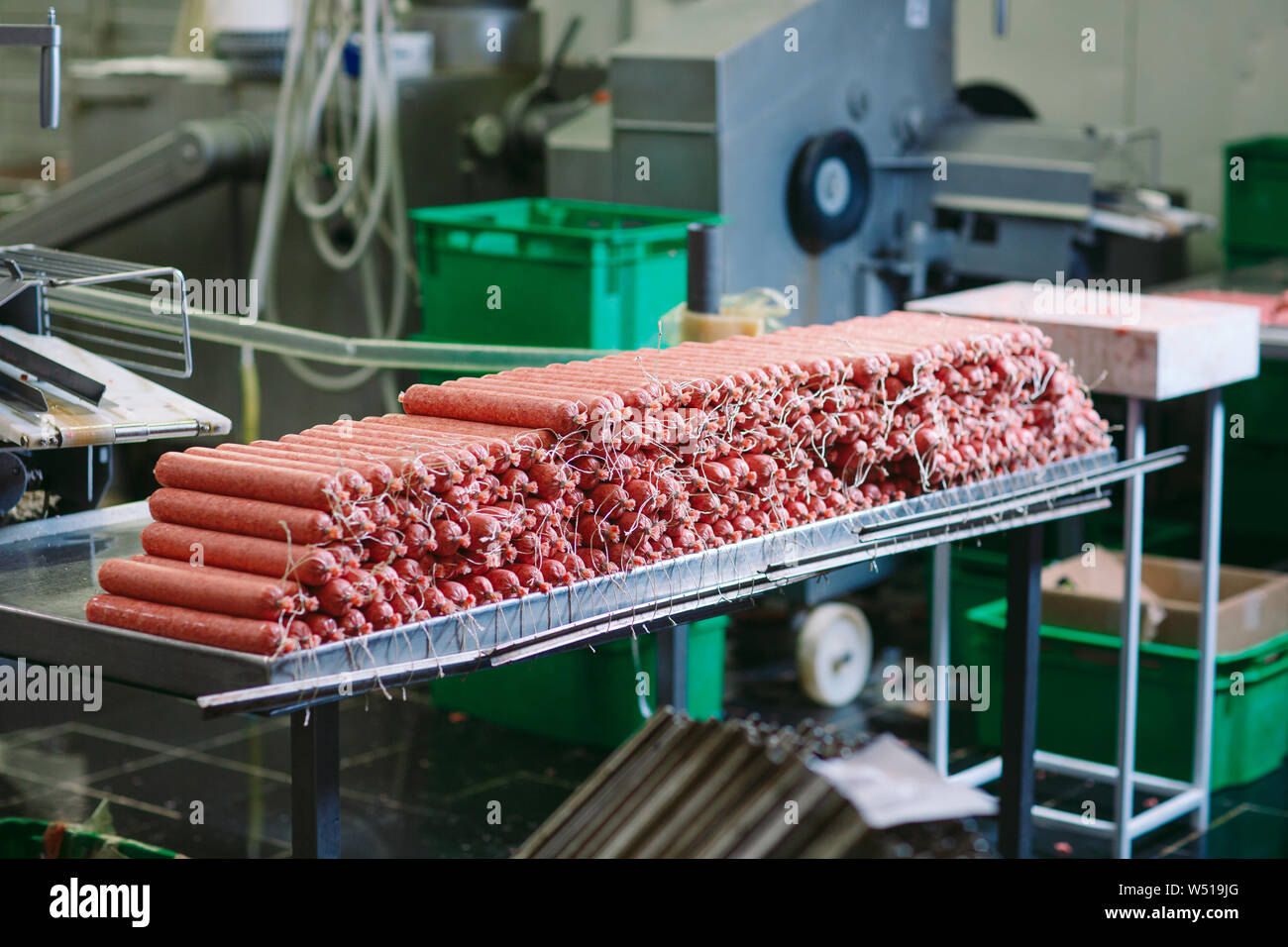 Preparare le salsicce, la produzione alimentare in fabbrica. Foto Stock