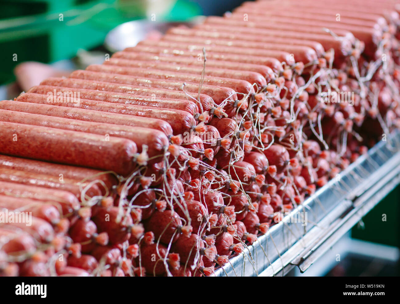 Preparare le salsicce, la produzione alimentare in fabbrica. Foto Stock