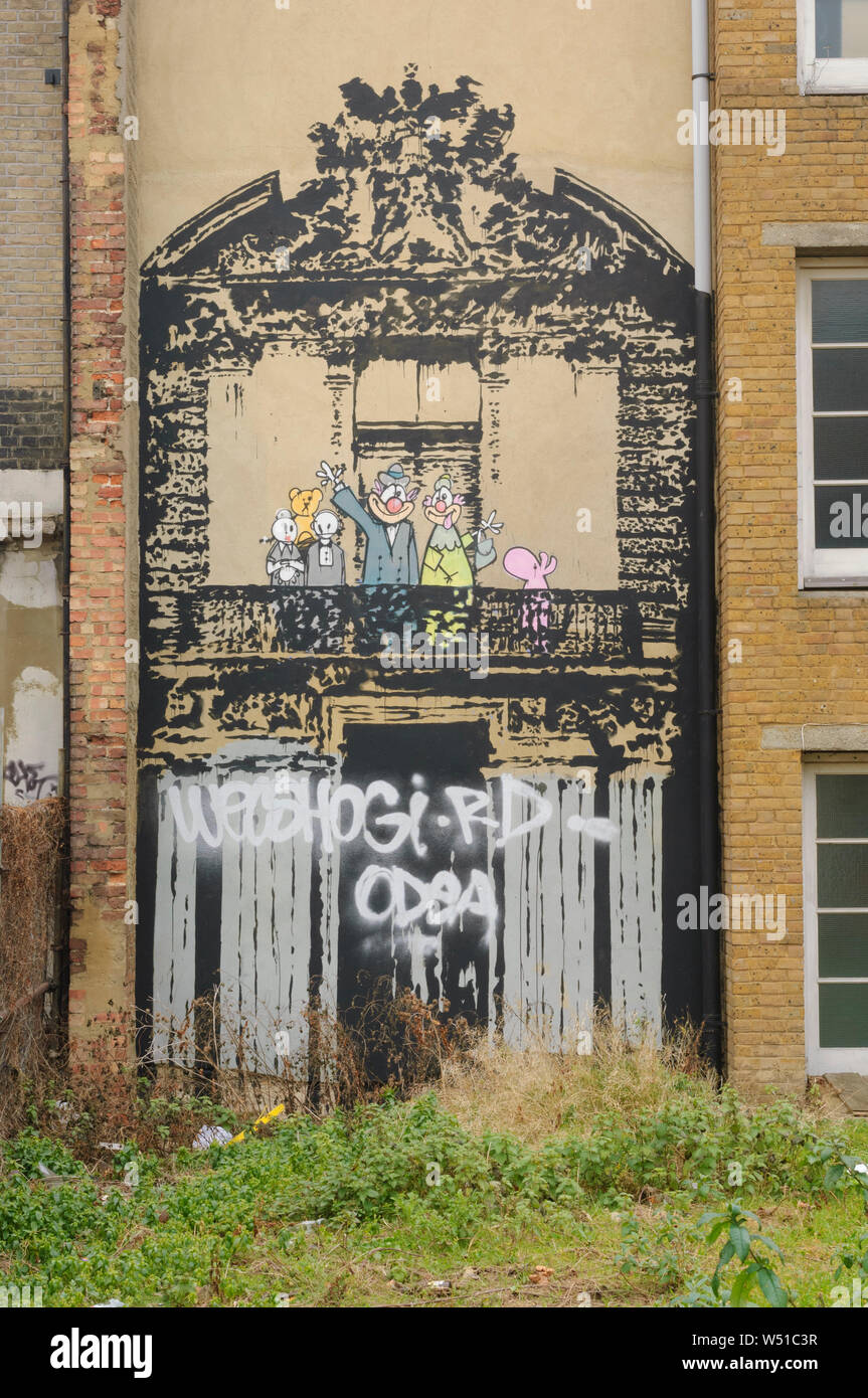 "La famiglia reale', dall'artista di strada Banksy, Church Street. Stoke Newington, a nord di Londra, Gran Bretagna. Foto Stock