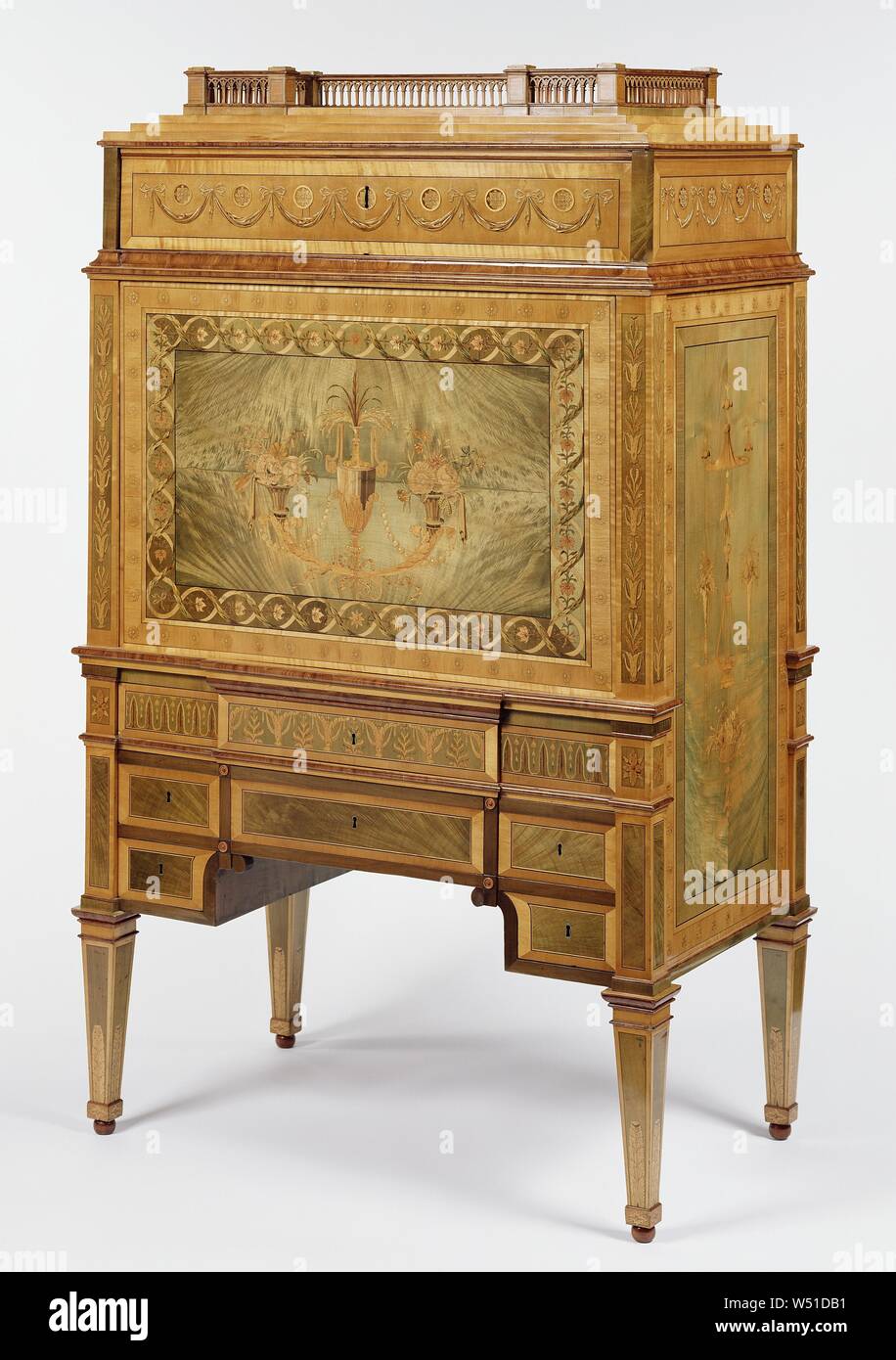 Secrétaire, Sconosciuto maker europei del nord, nord, circa 1780, Rovere carcassa, con la costruzione del cassetto sulla parte superiore essendo eventualmente il pioppo, impiallacciato in satinwood, fruitwoods, tulipwood e ebano, con vetrate e decorazione pittorica, 152 x 92 x 55,6 cm (59 13/16 x 36 1/4 x 21 7/8 in Foto Stock