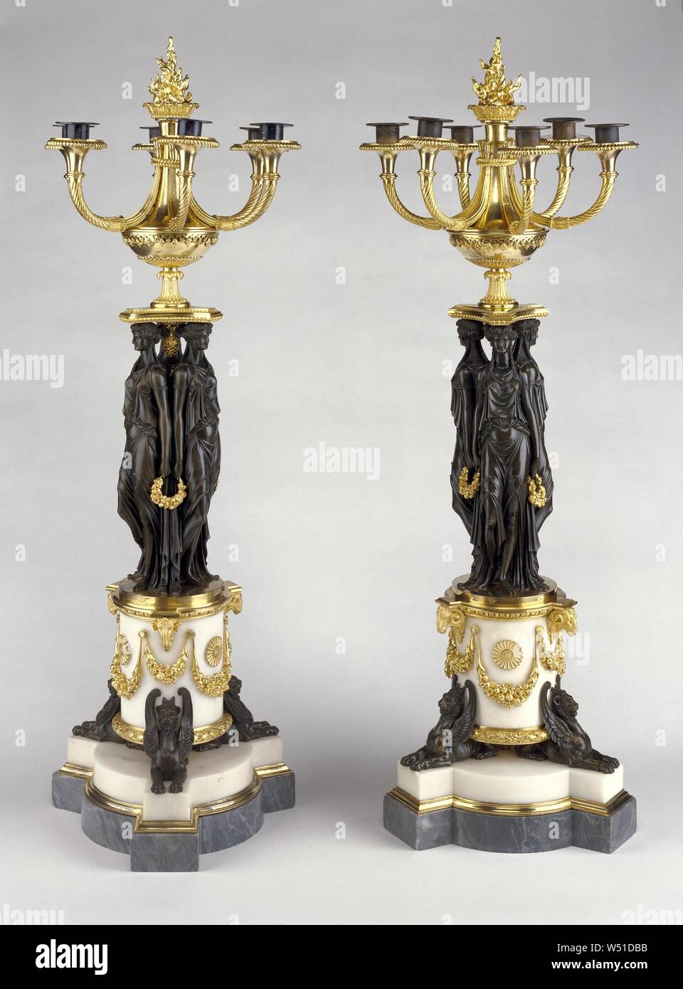 Coppia di candelabri, attribuito a Pierre-Philippe Thomire (francese, 1751 - 1843 (master 1772)), e Louis-Simon Boizot (francese, 1743 - 1809), e dopo un disegno attribuito a Jean-Demosthene Dugourc (francese, 1749 - 1825), Parigi, Francia, circa 1785, dorate e bronzo patinato, bianco e griotti marmi Foto Stock