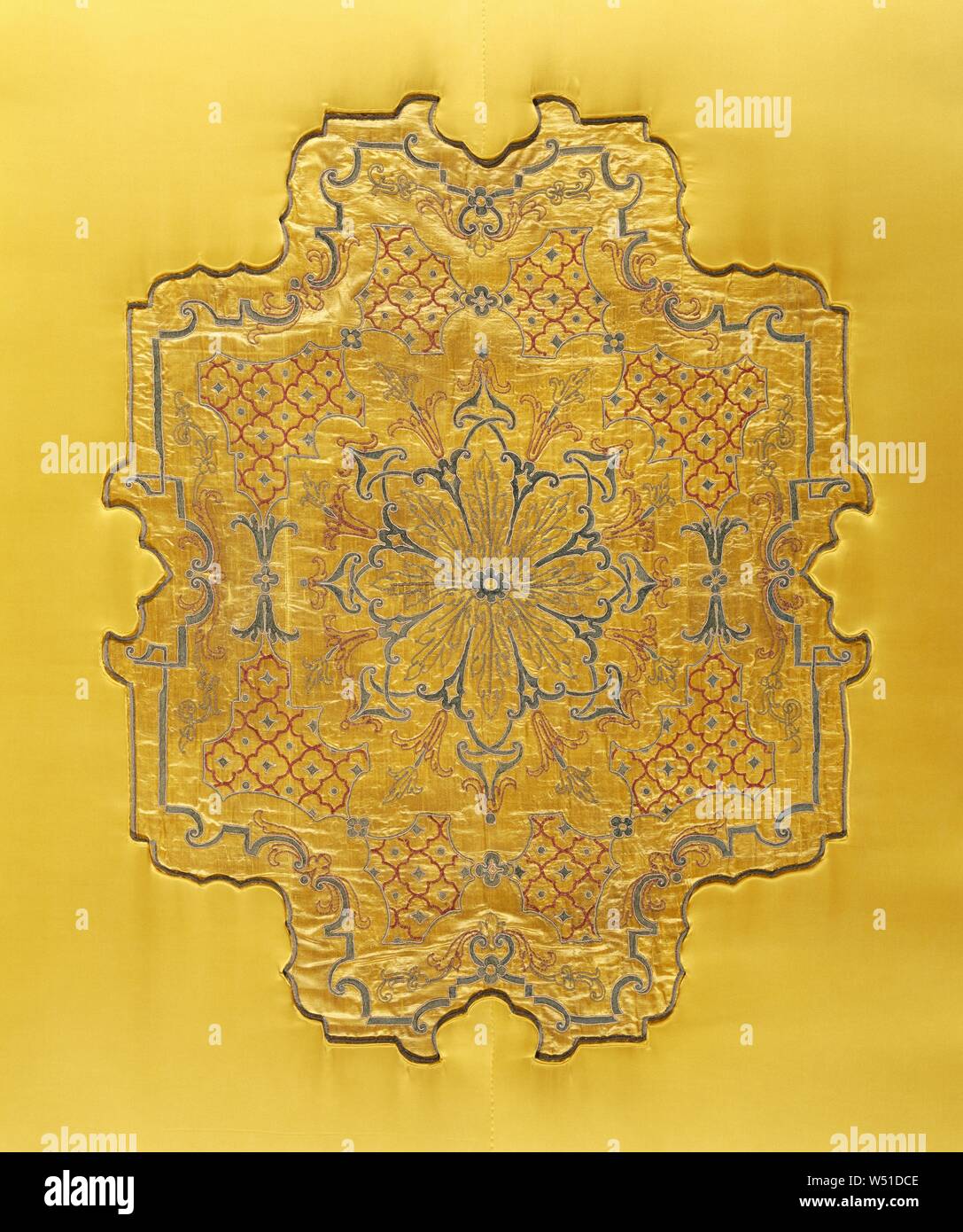 Tester, sconosciuto, circa 1690 - 1715, raso di seta, cording, velluto, seta ricamo, Pannelli damascati con lenzuola, fodere, 415.9 x 181,6 x 182.9 cm (163 3/4 x 71 1/2 x 72 in Foto Stock