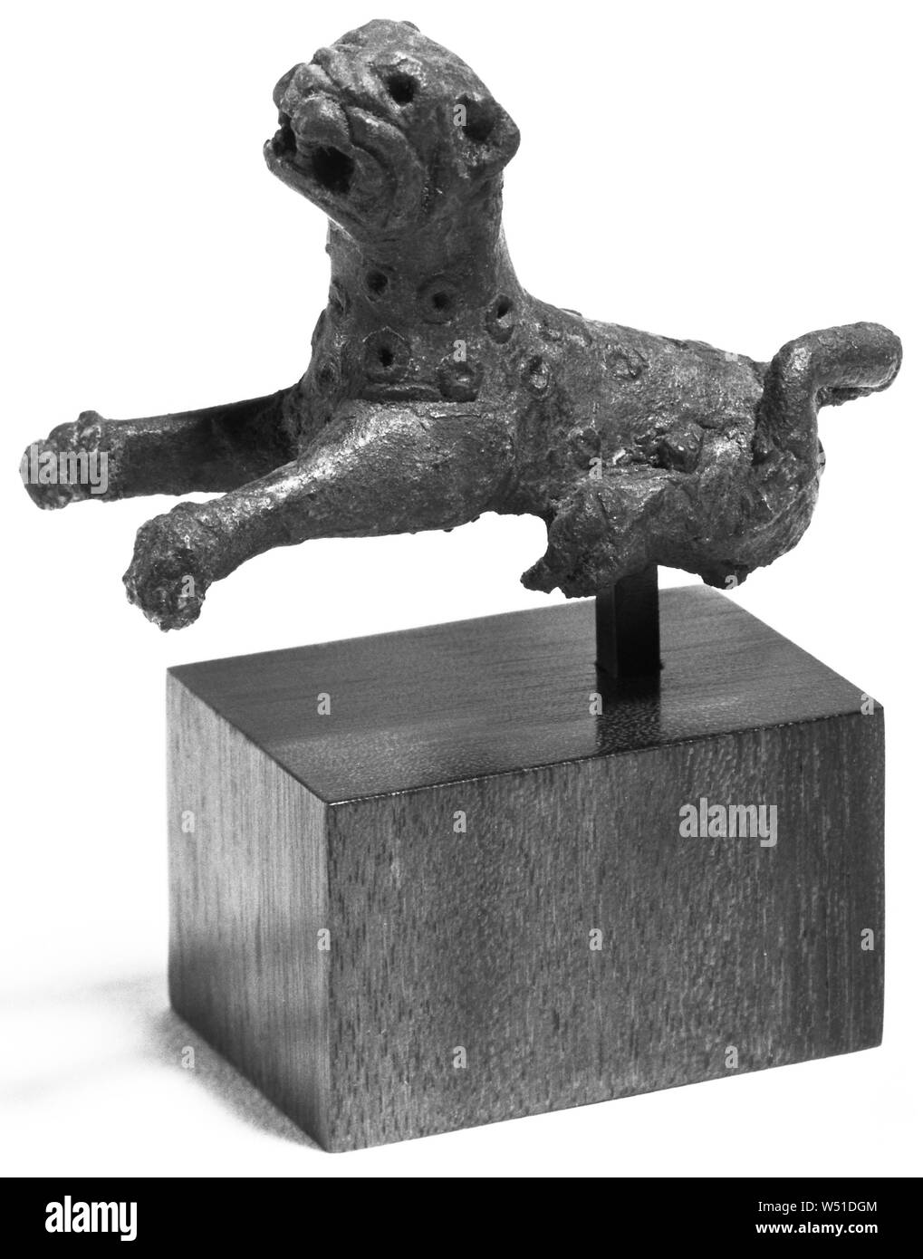 Statuetta di Leopard con intarsi di spot, sconosciuto, Impero Romano, 1° - 2° secolo, bronzo con inserto in rame, 5,5 cm (2 3/16 in Foto Stock