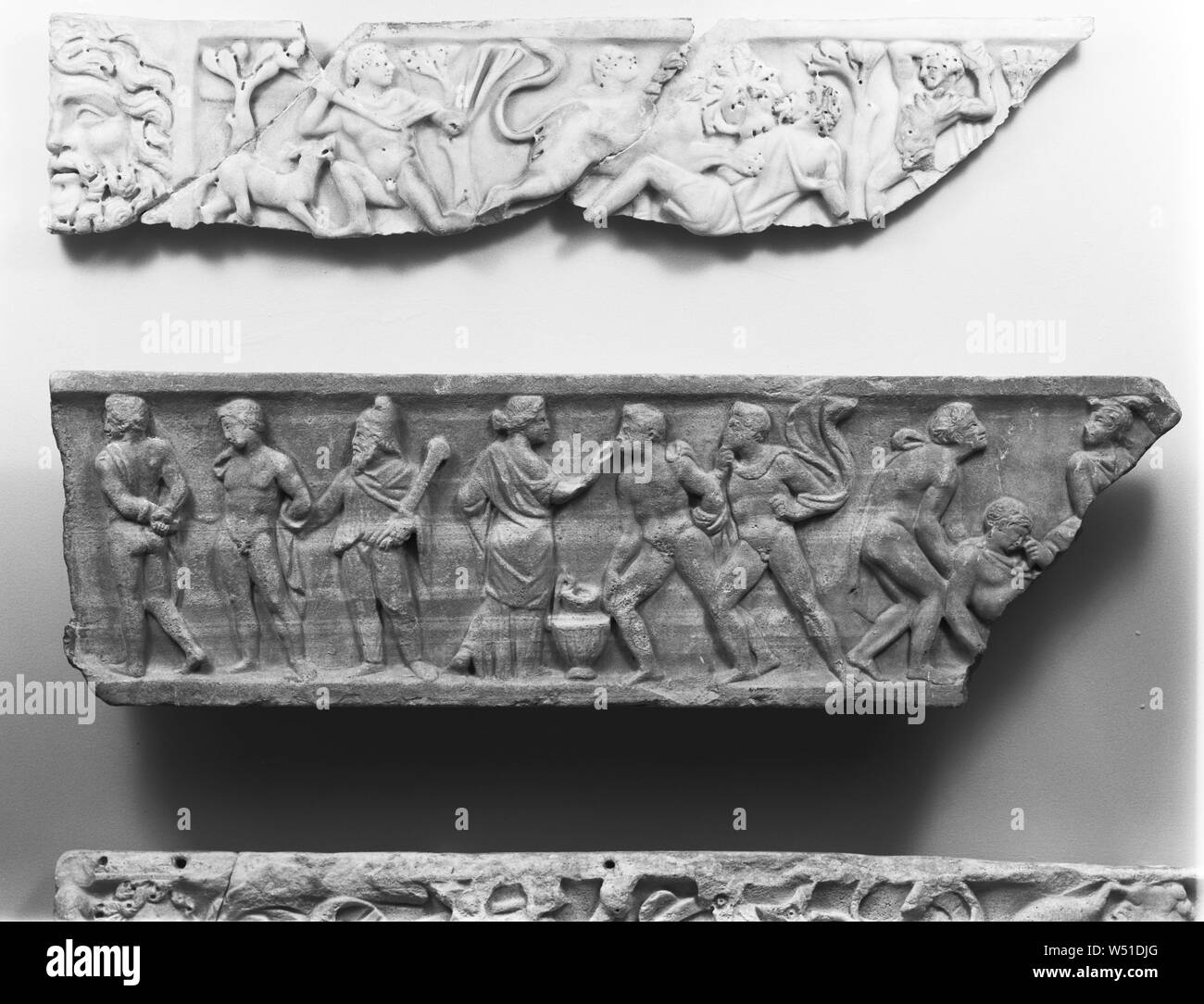 Frammento di un Coperchio di sarcofago con Iphigenia in Tauris, sconosciuto, Roma, Italia, A.D. 160-170, marmo, 30 × 102,5 cm (11 13/16 × 40 3/8 in Foto Stock