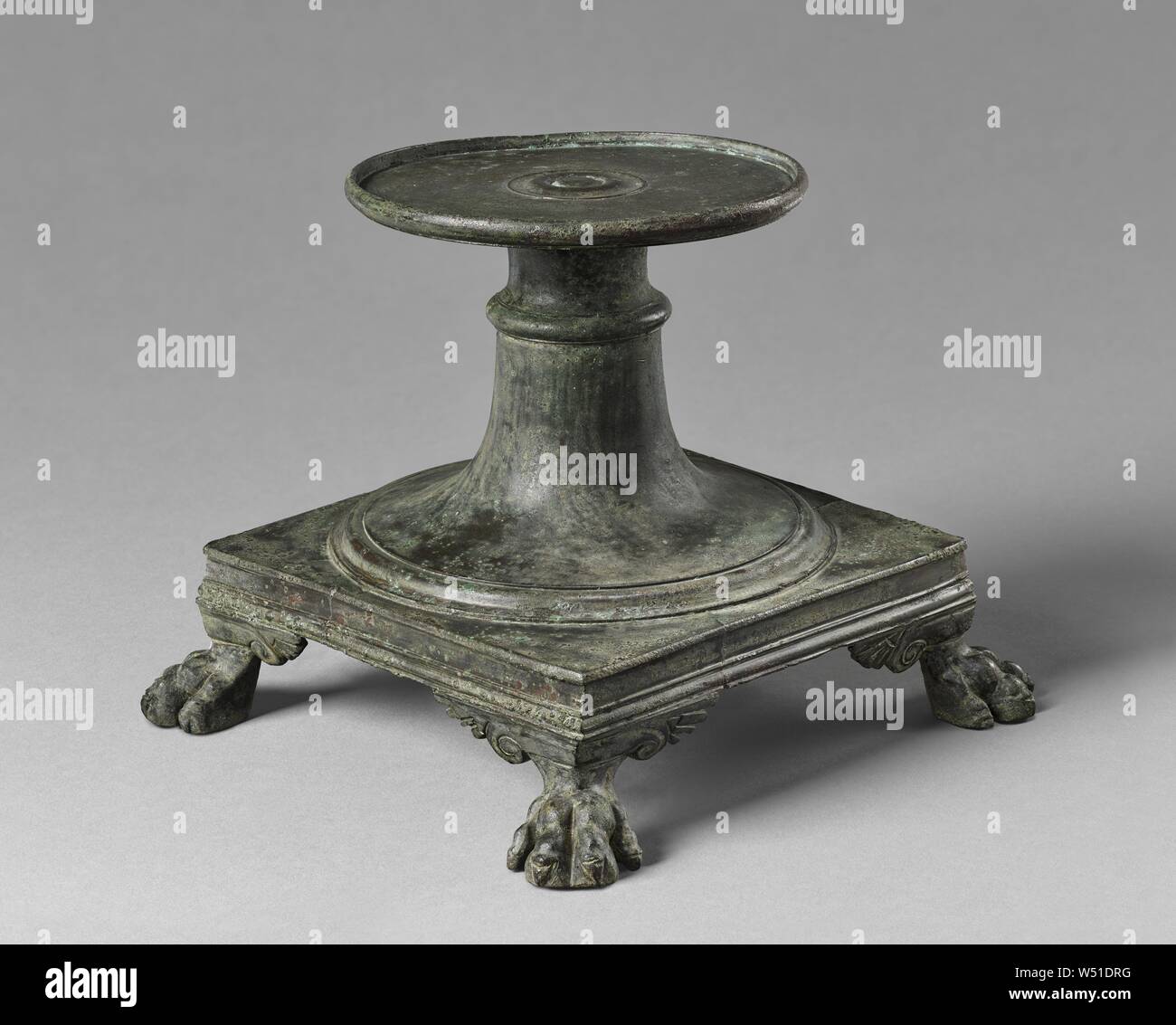 Nave Stand con Lion's zampe, sconosciuto, l'Italia, 1 - 79, bronzo, 14,5 cm (5 11/16 in Foto Stock