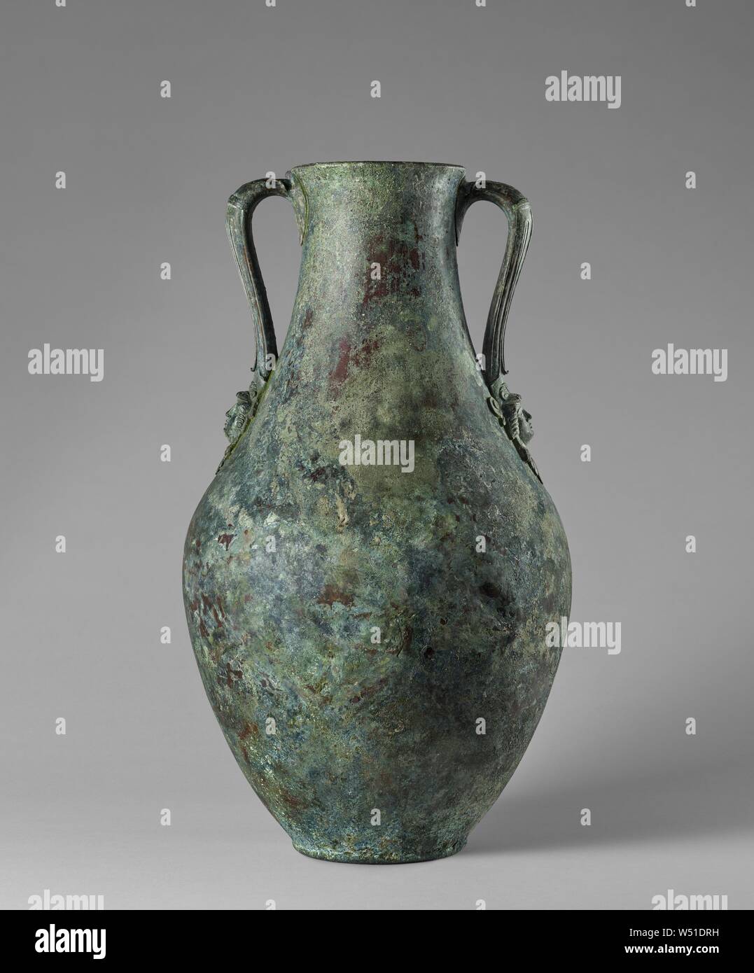 Storage Jar con teste femminili, sconosciuto, l'Italia, 1 - 79, bronzo, 45,7 × 11,8 cm (18 × 4 5/8 in Foto Stock
