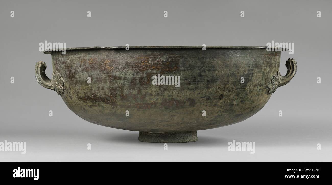 Bacino con Palmettes, sconosciuto, l'Italia, 1 - 79, bronzo, 17,9 × 47 cm (7 1/16 × 18 1/2 in Foto Stock