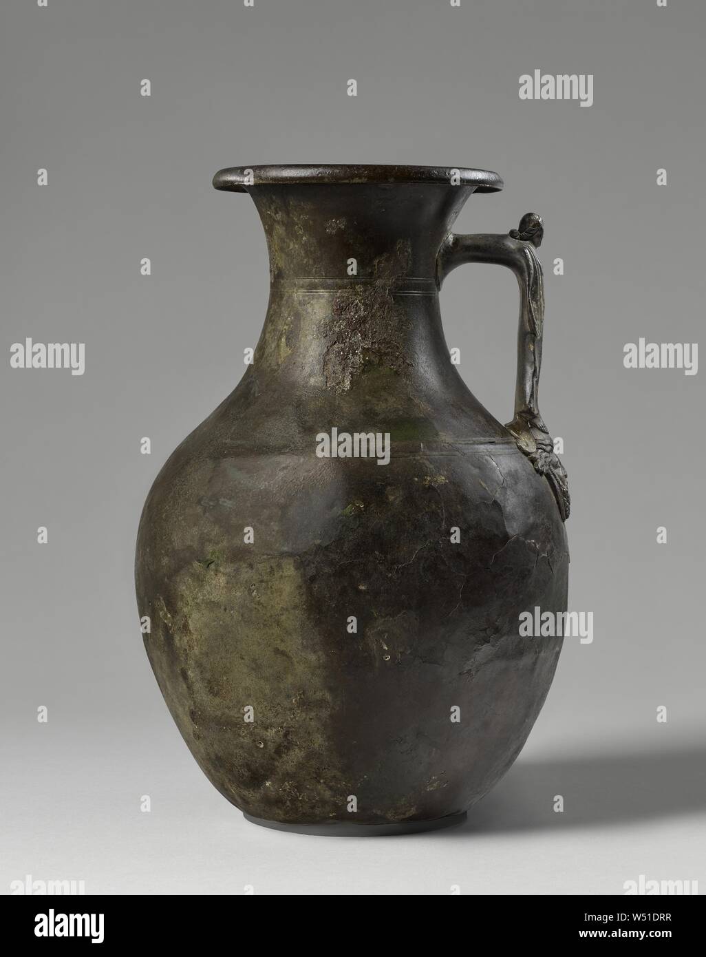 Vaso di storage con una figura femminile, sconosciuto, l'Italia, 1 - 79, bronzo, 28,2 × 12,8 cm (11 1/8 × 5 1/16 in Foto Stock