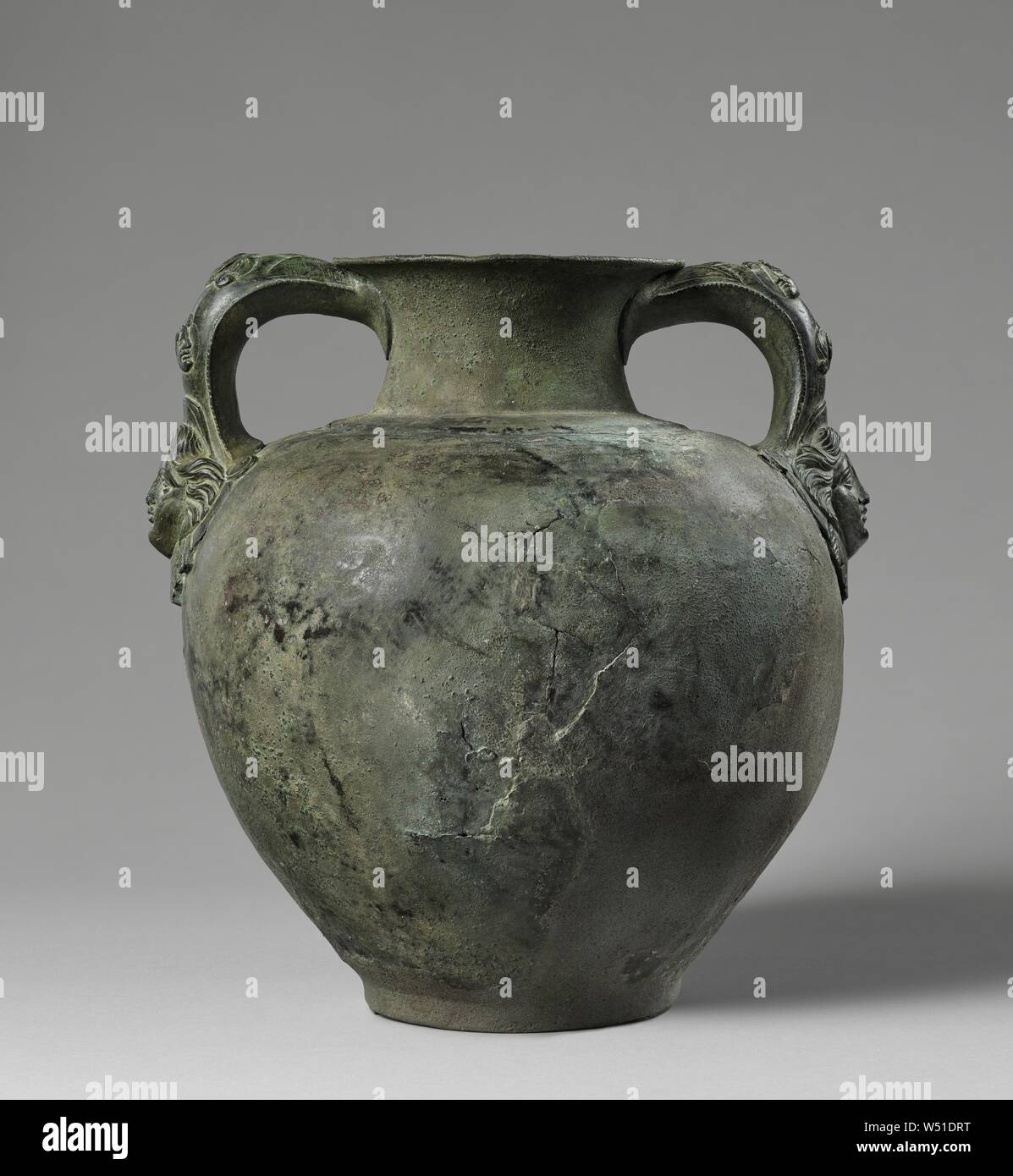 Storage Jar con il satiro maschere e teste femminili, sconosciuto, l'Italia, 1 - 79, bronzo, 25,5 × 12 cm (10 1/16 x 4 3/4 in Foto Stock