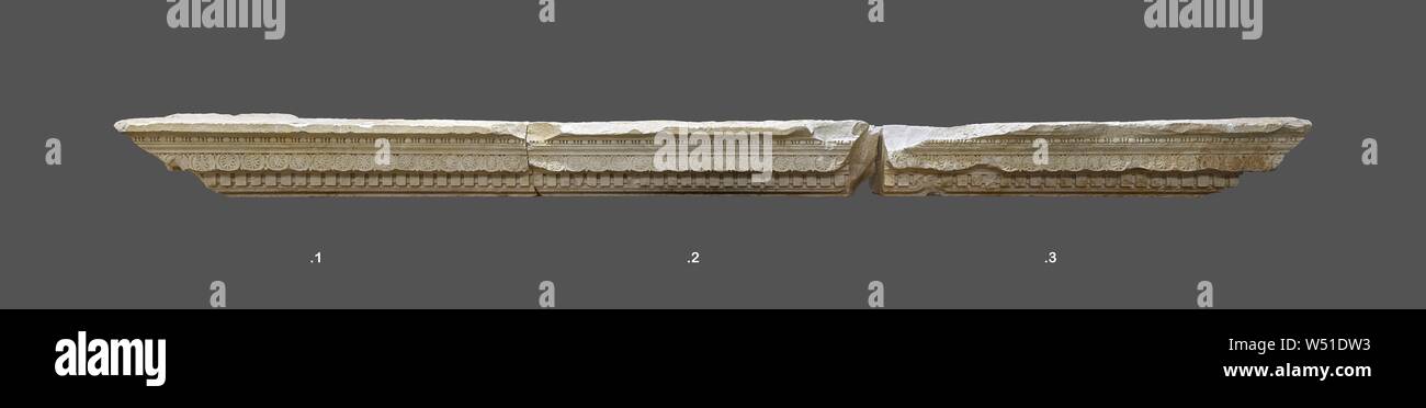 Cornicione tre blocchi con ornamenti, sconosciuto, Roma, Italia, 25 - 1 A.C. marmo italiano Foto Stock