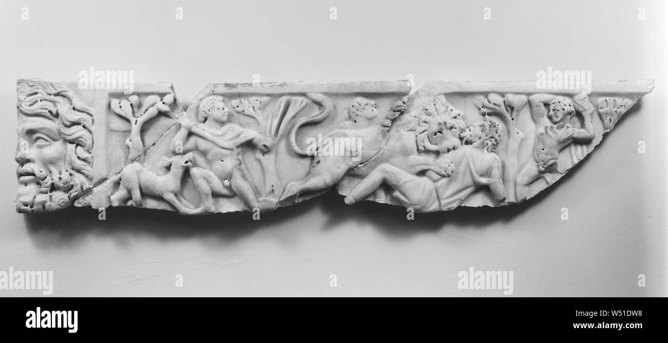 Frammento dal coperchio di un sarcofago, sconosciuto, Roma, Lazio, l'Italia, circa A.D. 225, marmo italiano (?), 21,5 × 97,4 cm (8 7/16 × 38 3/8 in Foto Stock