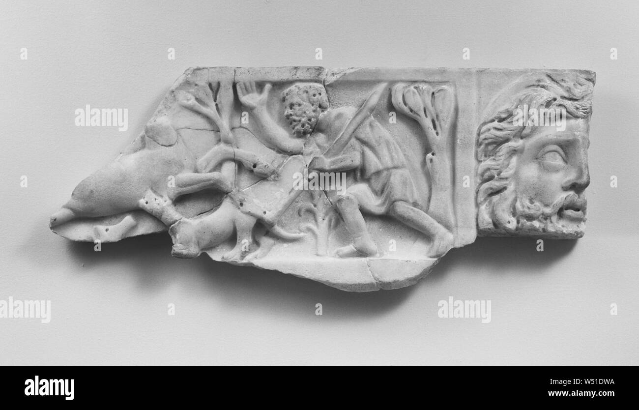 Frammento dal coperchio di un sarcofago, sconosciuto, Roma, Lazio, l'Italia, circa A.D. 225, marmo italiano (?), 24,7 × 43,3 cm (9 3/4 × 17 1/16 in Foto Stock