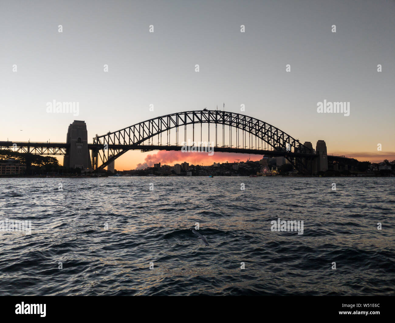 Stagliano vista del Ponte del Porto di Sydney al tramonto, Australia Foto Stock