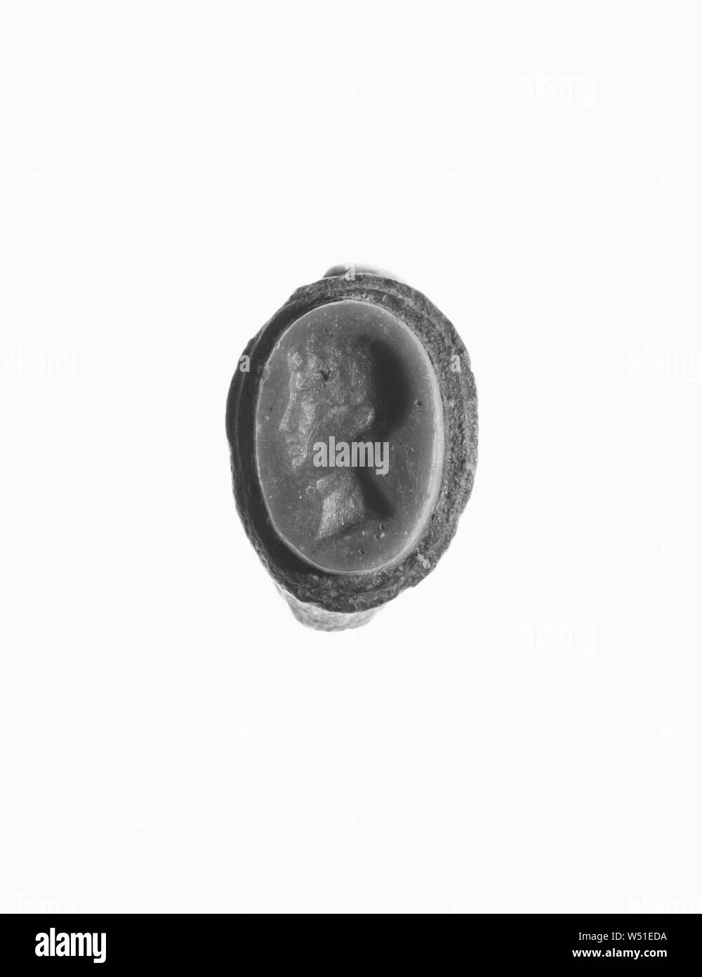 Gemma stampato ad inserto in un anello frammentarie, sconosciuto, circa 40-30 A.C., blu opaco il vetro (GEM), bronzo (anello), 1,5 × 1 cm (9/16 x 3/8 in Foto Stock