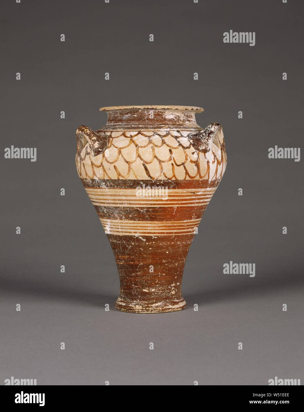 Micenea vaso piriforme, sconosciuto, Grecia, 1400 - 1300 a.C., terracotta, 14,7 × 11,5 cm (5 13/16 × 4 1/2 in Foto Stock