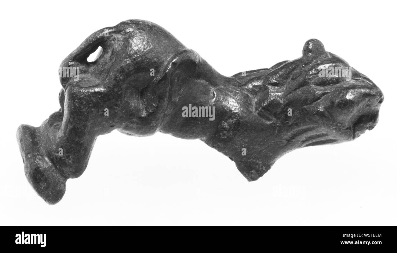 Statuetta di un leone con la criniera Ricci, sconosciuto, Etruria, 4th-III secolo A.C., bronzo, 6,6 cm (2 5/8 Foto Stock