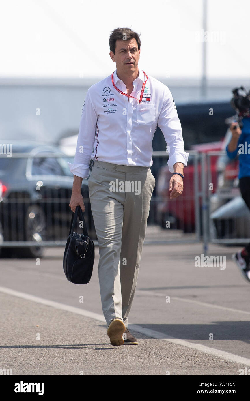 Hockenheim, Germania. Xxv Luglio, 2019. Motorsport: il Campionato del Mondo di Formula 1, il Gran Premio di Germania. Toto Wolff, capo del motorsport per il team Mercedes, arriva al paddock. Credito: Sebastian Gollnow/dpa/Alamy Live News Foto Stock
