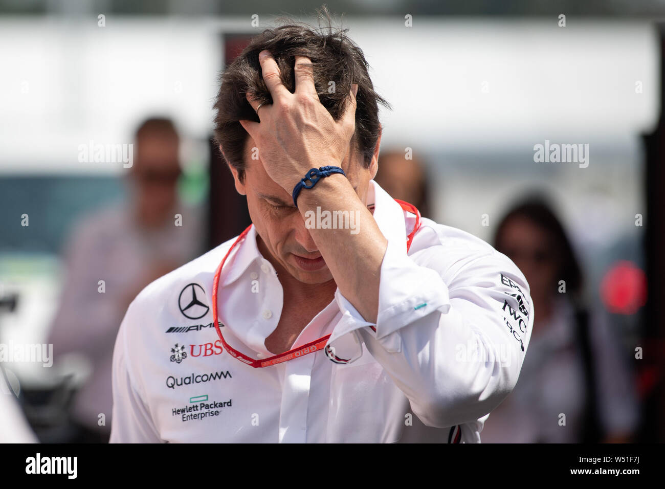 Hockenheim, Germania. Xxv Luglio, 2019. Motorsport: il Campionato del Mondo di Formula 1, il Gran Premio di Germania. Toto Wolff, capo del motorsport per il team Mercedes, arriva al paddock. Credito: Sebastian Gollnow/dpa/Alamy Live News Foto Stock