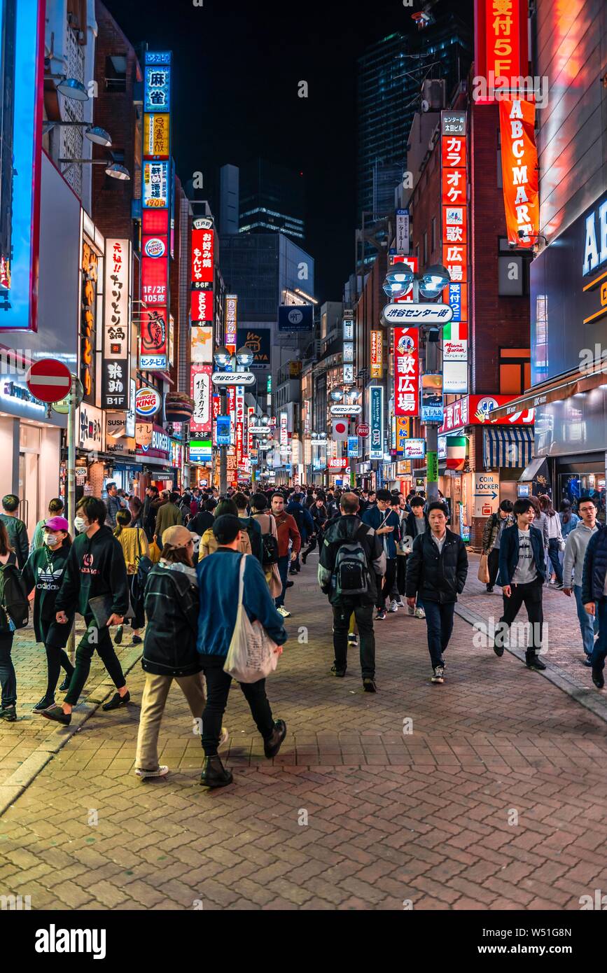Molto trafficata zona pedonale con molti negozi e centri commerciali, illuminato con un sacco di pubblicità illuminato di notte, Shibuya, Udagawacho Foto Stock