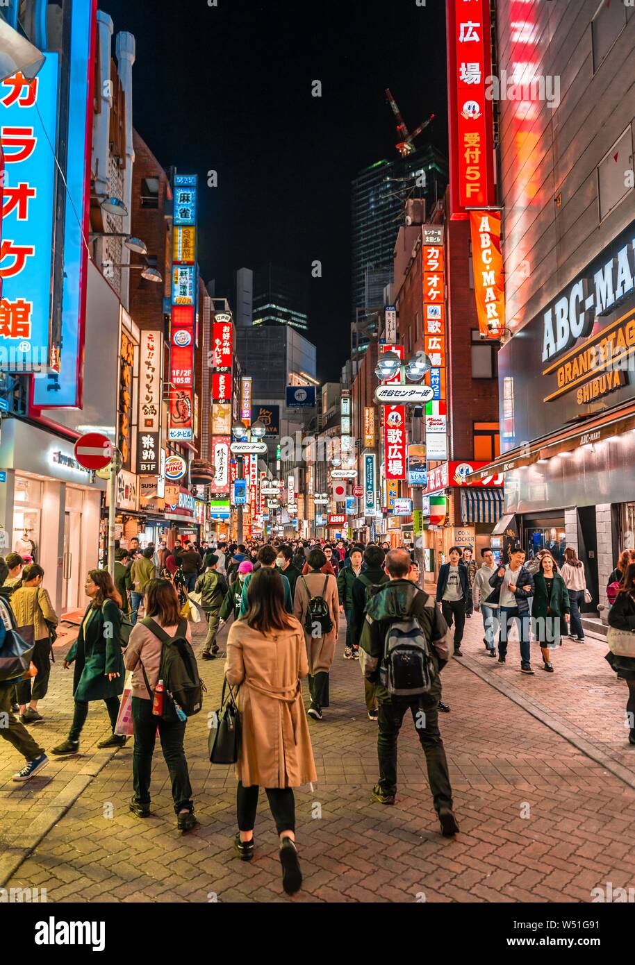 Molto trafficata zona pedonale con molti negozi e centri commerciali, illuminato con un sacco di pubblicità illuminato di notte, Shibuya, Udagawacho Foto Stock