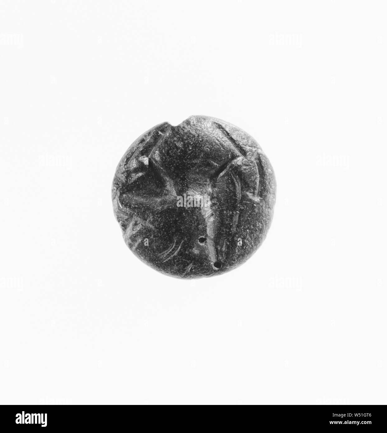 Minoan/Mycenanaean lentoid gem, sconosciuto, Grecia, xiv secolo A.C., nero serpentina, 0,7 × 1,5 cm (1/4 × 5/8 in Foto Stock