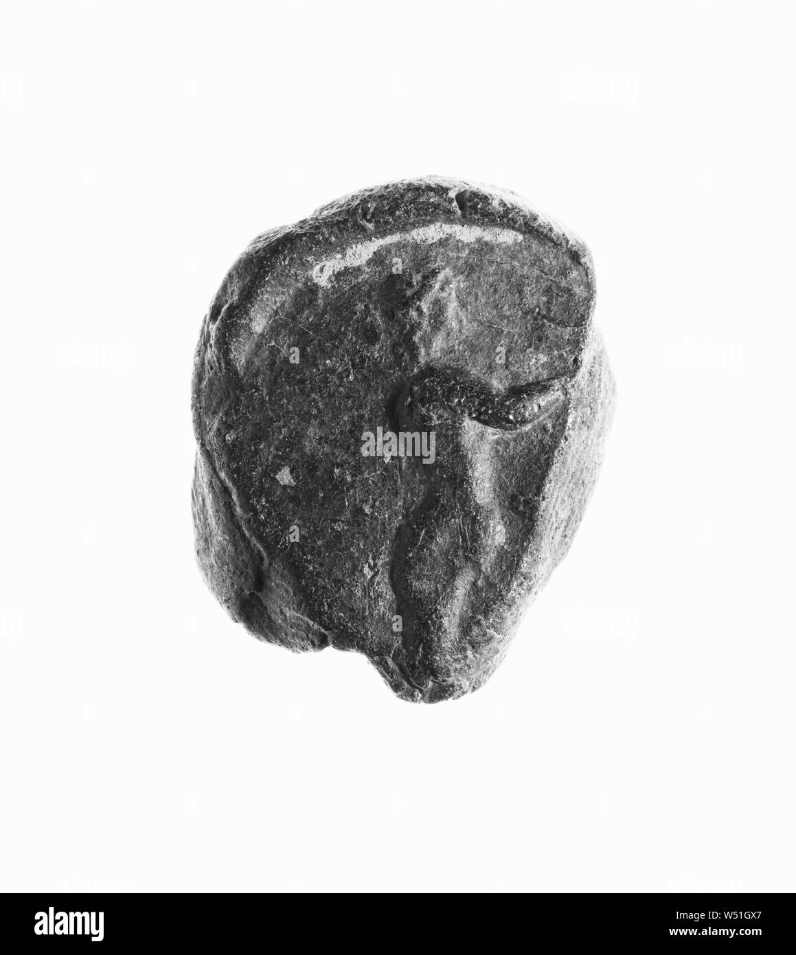 Nero guarnizione di argilla, sconosciuto, 2° - 1° secolo a.c., terracotta, 2,1 × 1,7 × 0,5 cm (13/16 x 11/16 x 3/16 in Foto Stock